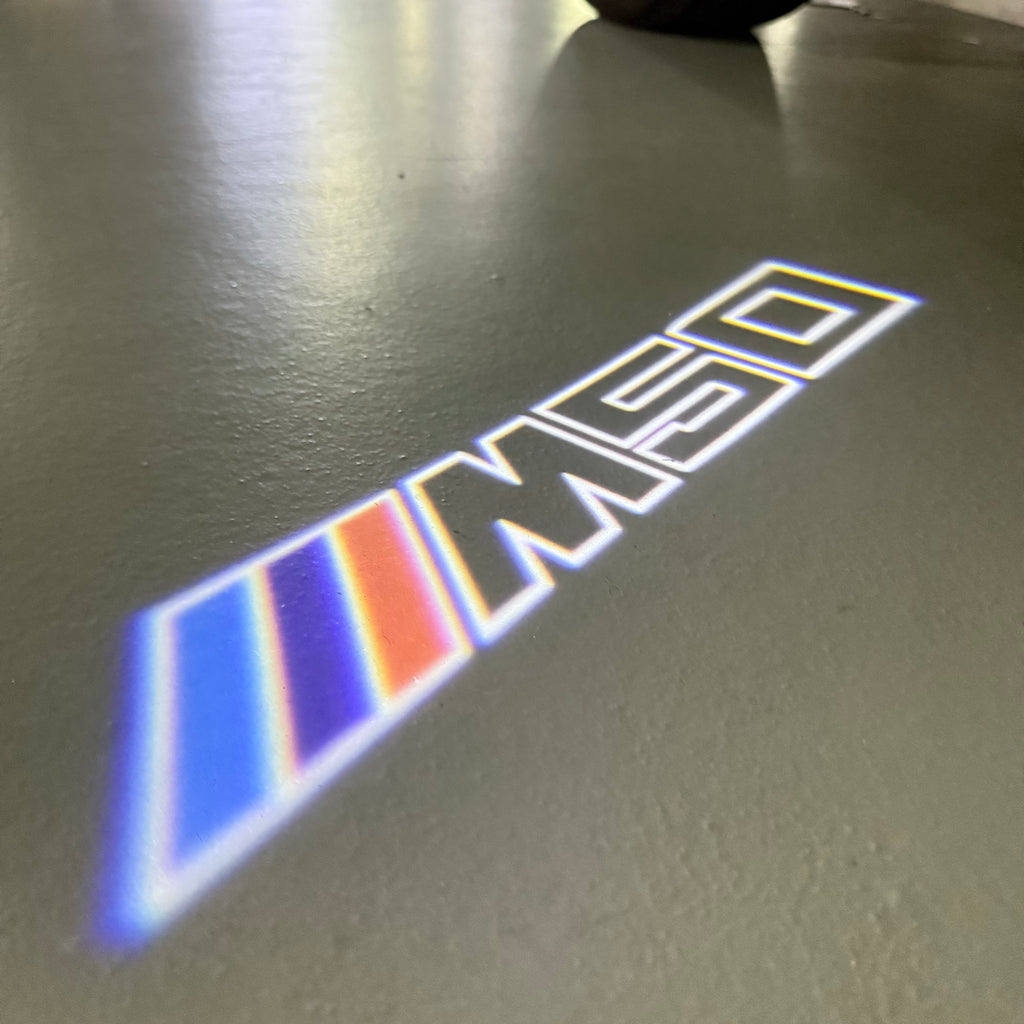 BMW M3 LOGO PROJECTOR LIGHTS Nr.24 (الكمية 1 = 1 مجموعة / 2 أضواء باب)