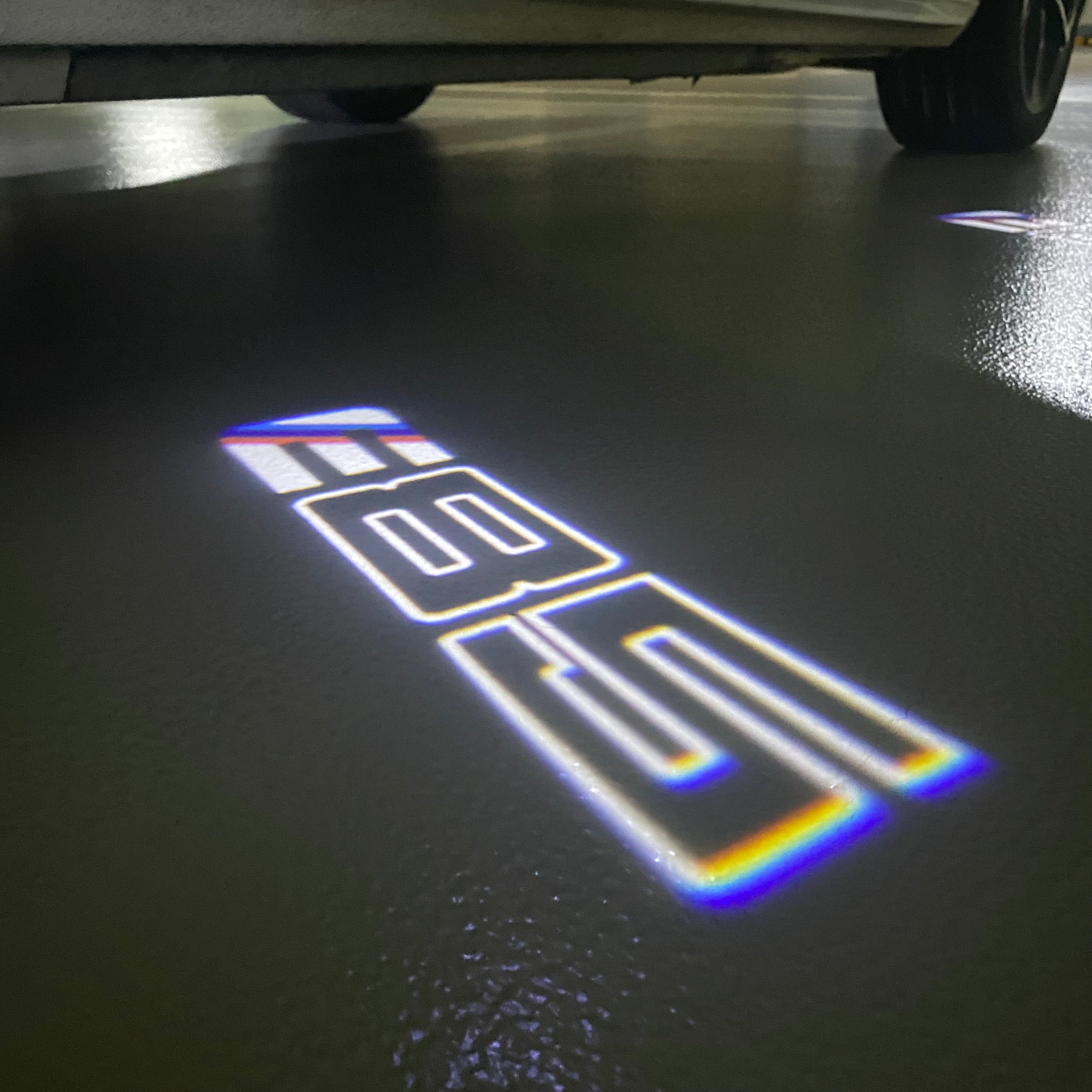BMW M3 LOGO PROJECTOR LIGHTS Nr.24 (الكمية 1 = 1 مجموعة / 2 أضواء باب)