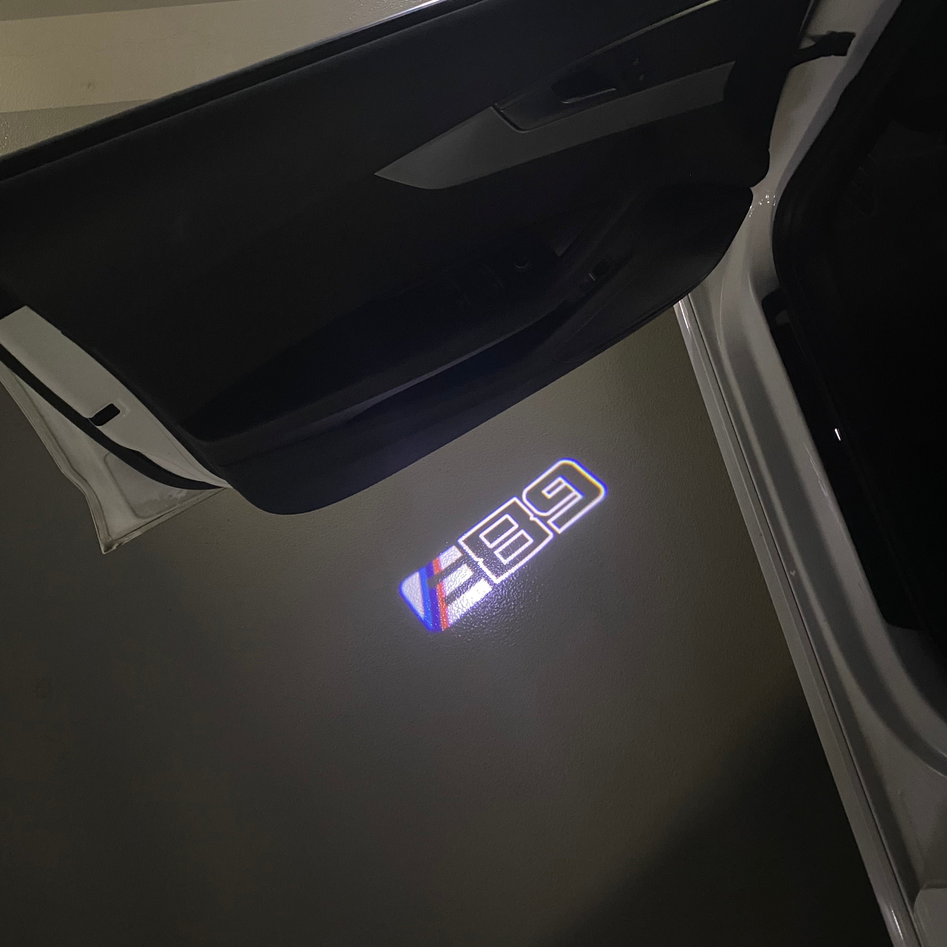 BMW M3 LOGO PROJECTOR LIGHTS Nr.24 (الكمية 1 = 1 مجموعة / 2 أضواء باب)