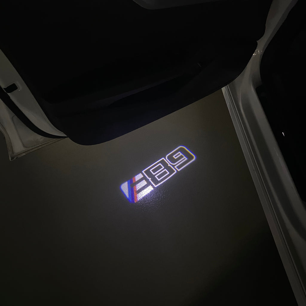BMW M3 LOGO PROJECTOR LIGHTS Nr.24 (الكمية 1 = 1 مجموعة / 2 أضواء باب)