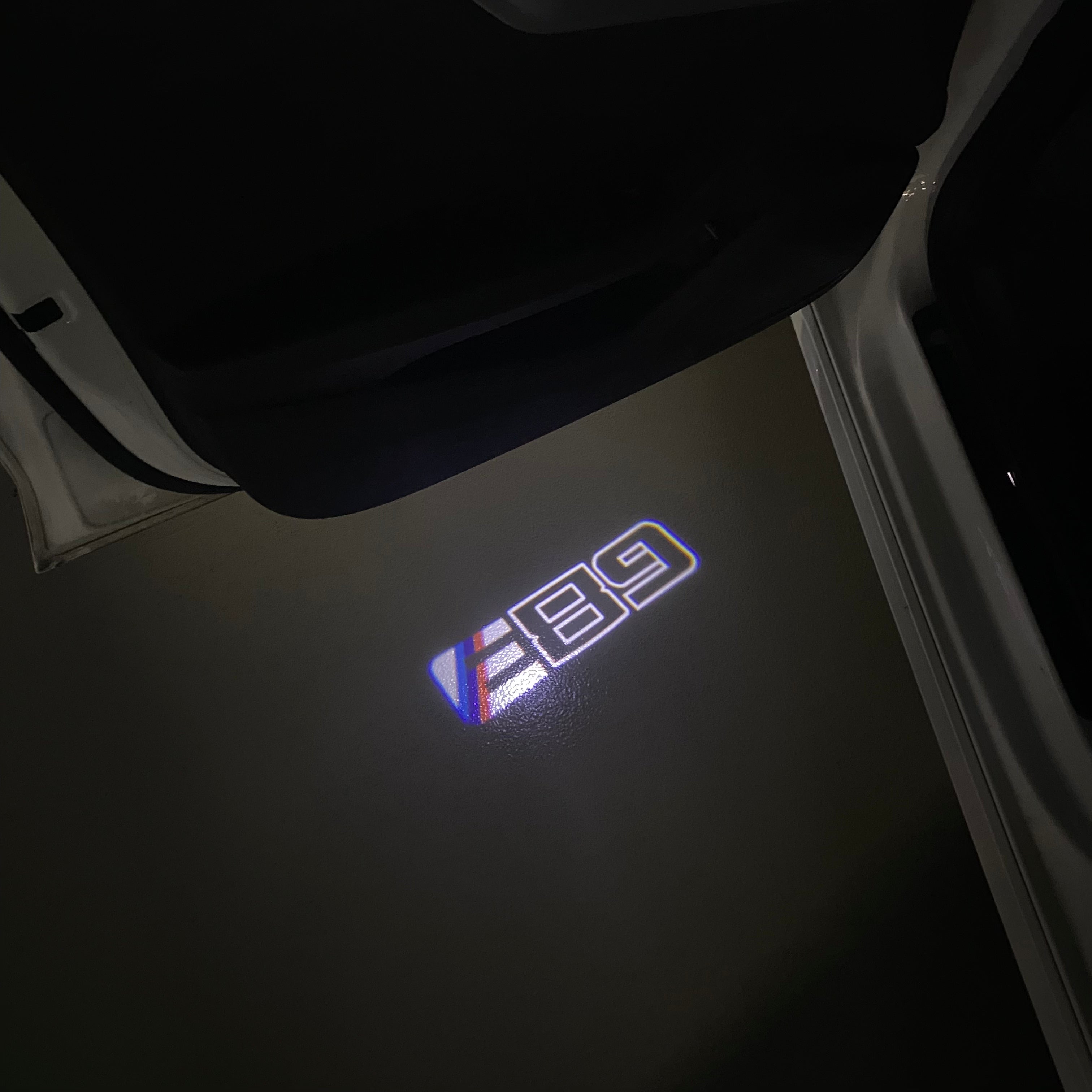 BMW M3 LOGO PROJECTOR LIGHTS Nr.24 (الكمية 1 = 1 مجموعة / 2 أضواء باب)