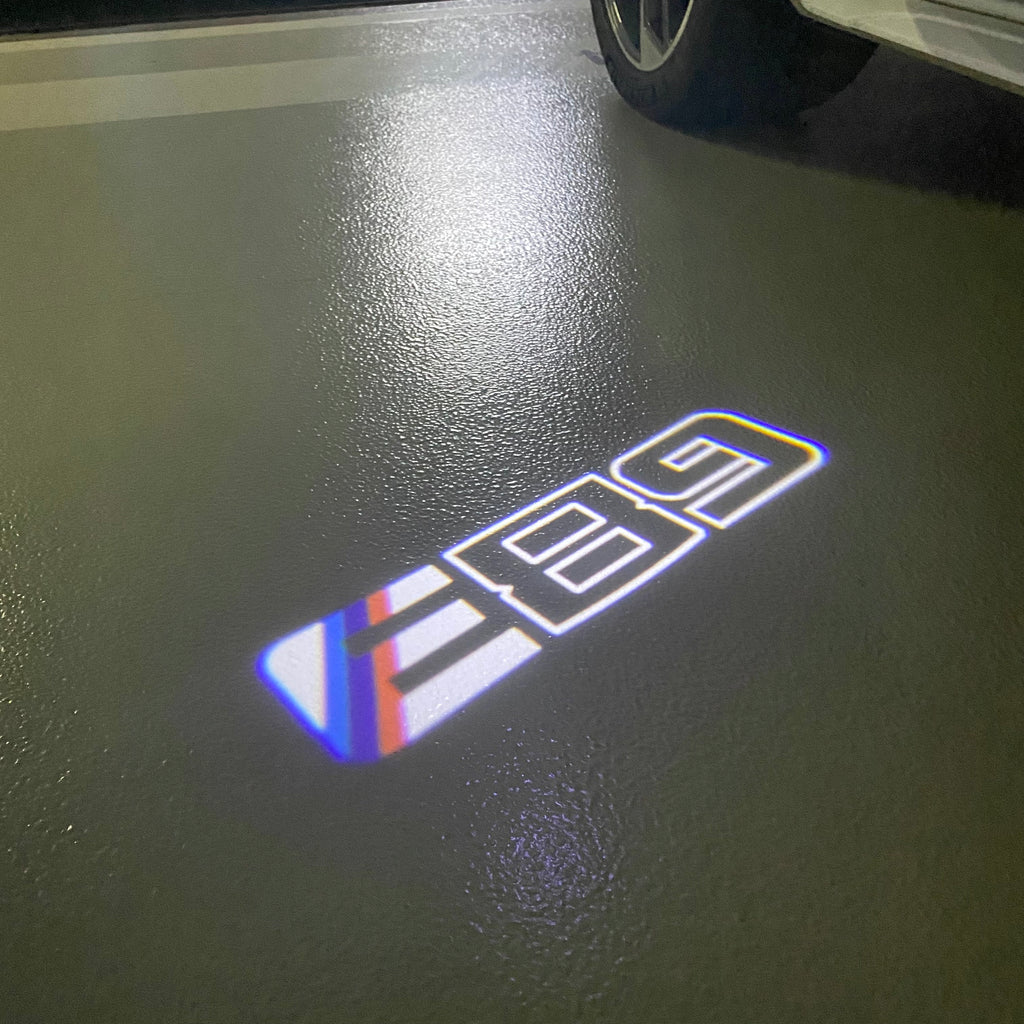 BMW M3 LOGO PROJECTOR LIGHTS Nr.24 (الكمية 1 = 1 مجموعة / 2 أضواء باب)
