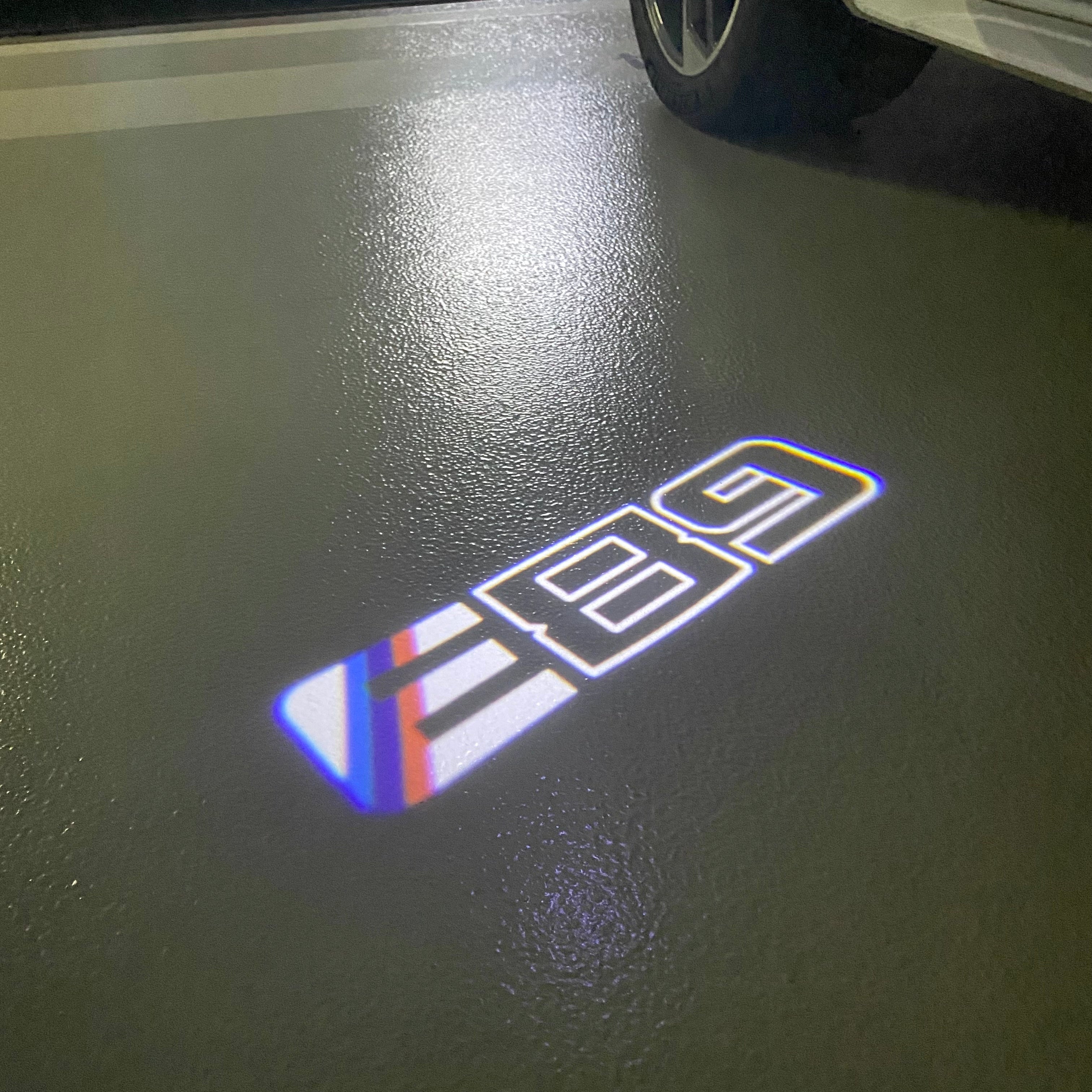 BMW M3 LOGO PROJECTOR LIGHTS Nr.24 (الكمية 1 = 1 مجموعة / 2 أضواء باب)