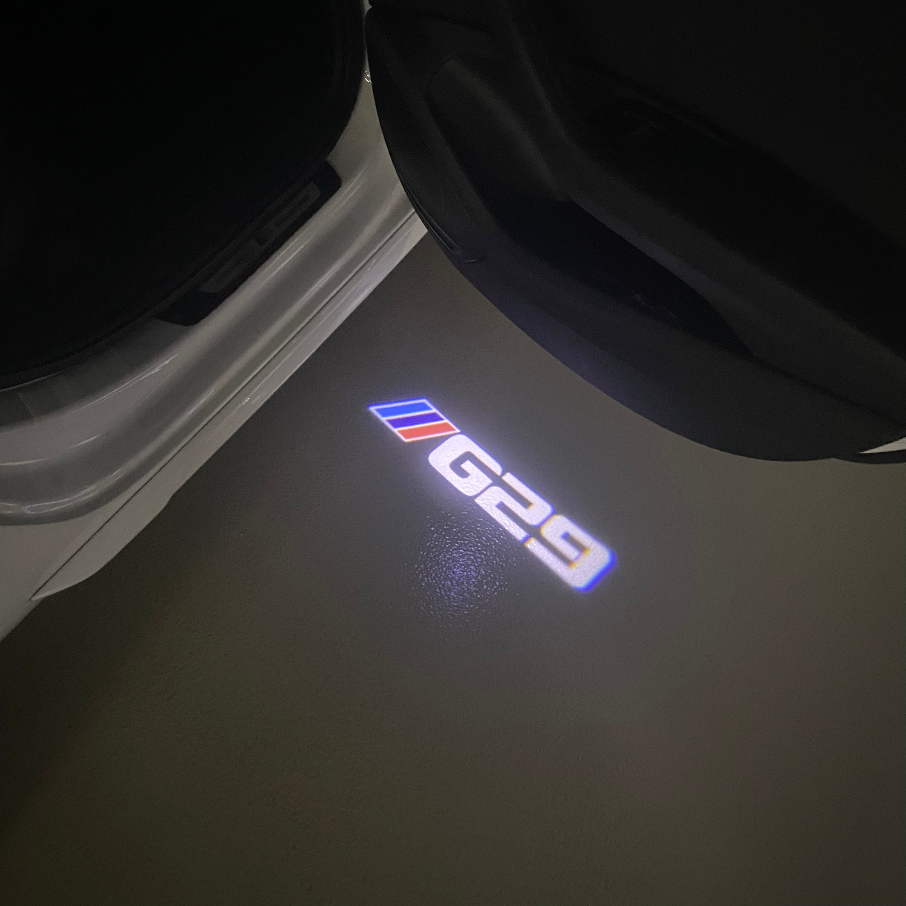 BMW M3 LOGO PROJECTOR LIGHTS Nr.24 (الكمية 1 = 1 مجموعة / 2 أضواء باب)