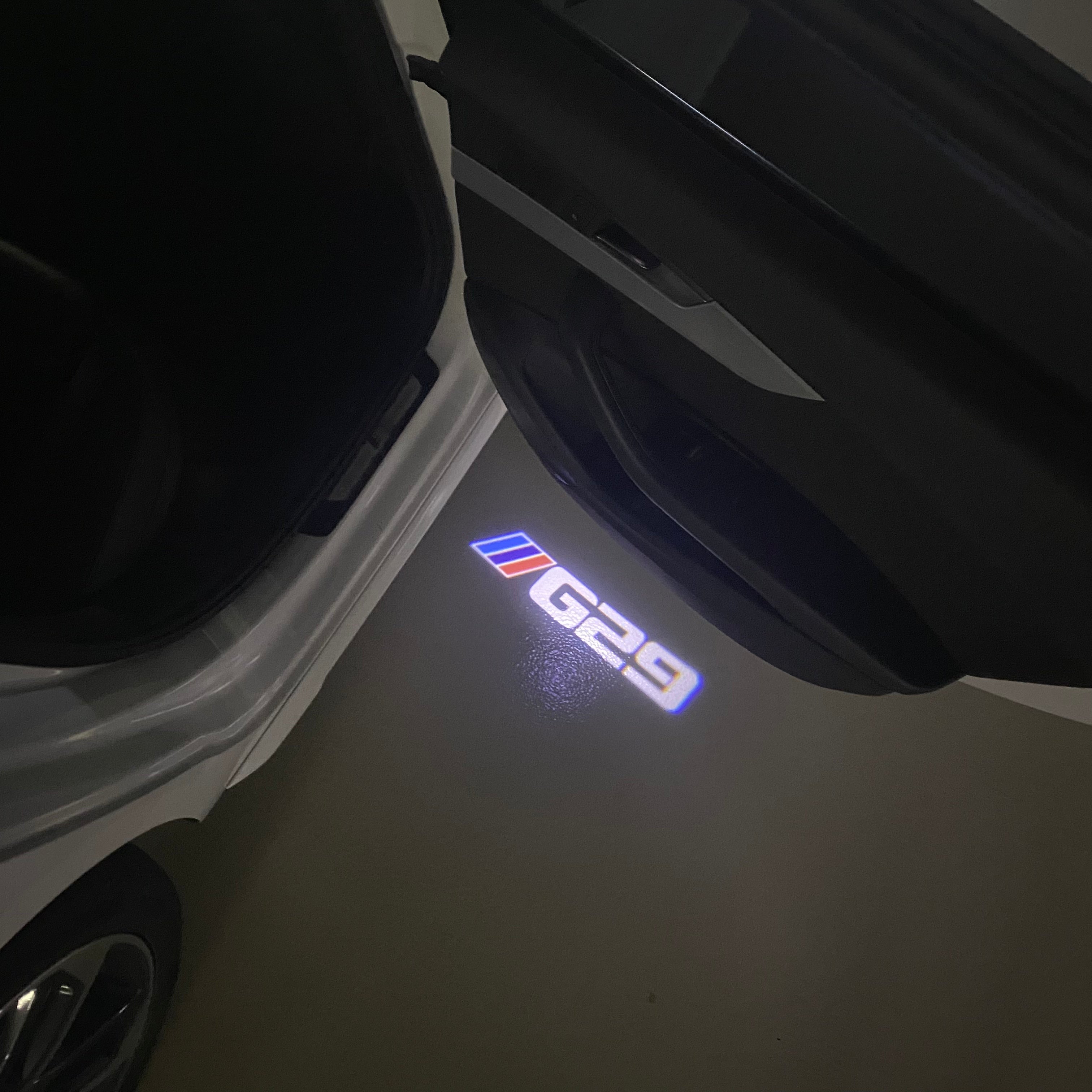 BMW M3 LOGO PROJECTOR LIGHTS Nr.24 (الكمية 1 = 1 مجموعة / 2 أضواء باب)