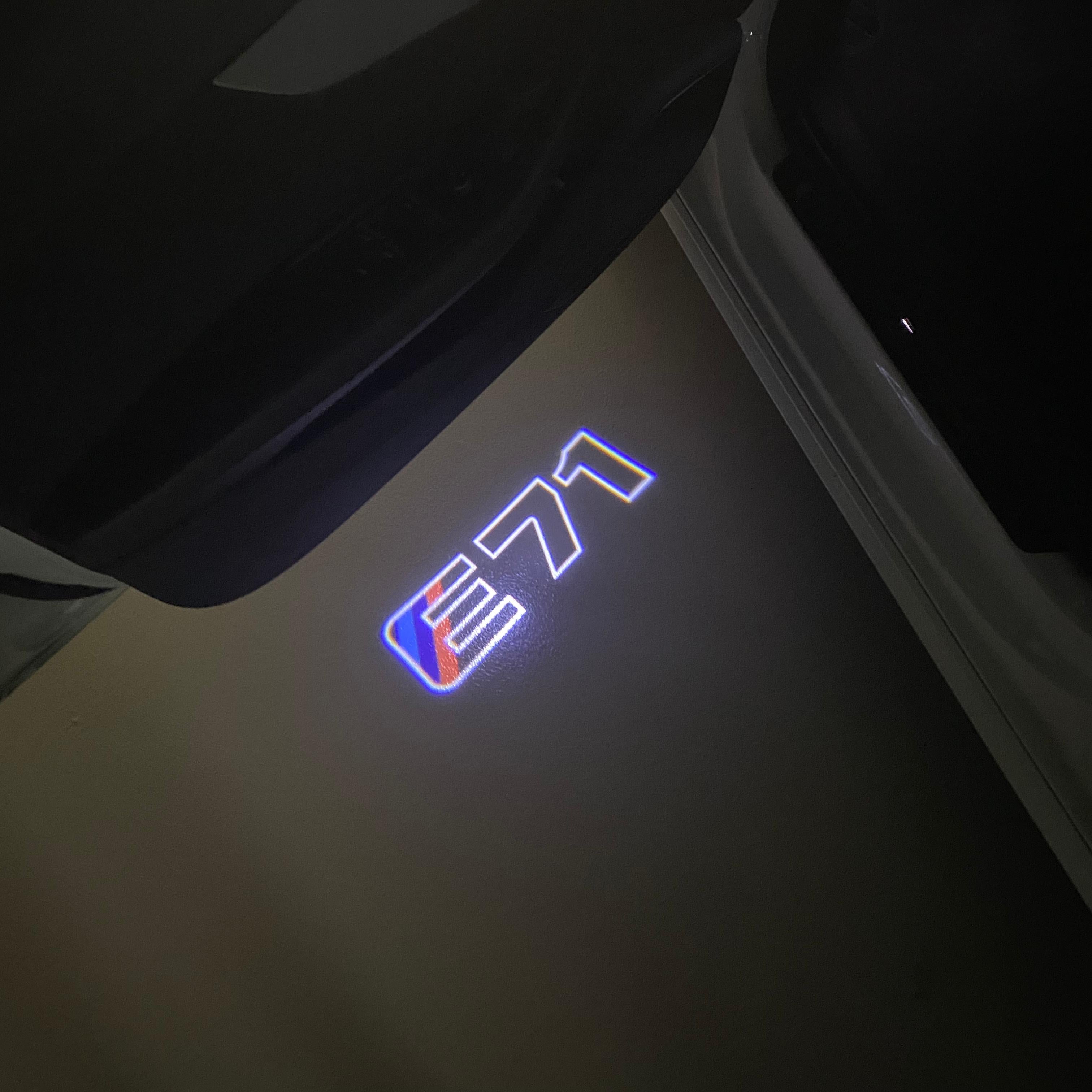 BMW M3 LOGO PROJECTOR LIGHTS Nr.24 (الكمية 1 = 1 مجموعة / 2 أضواء باب)