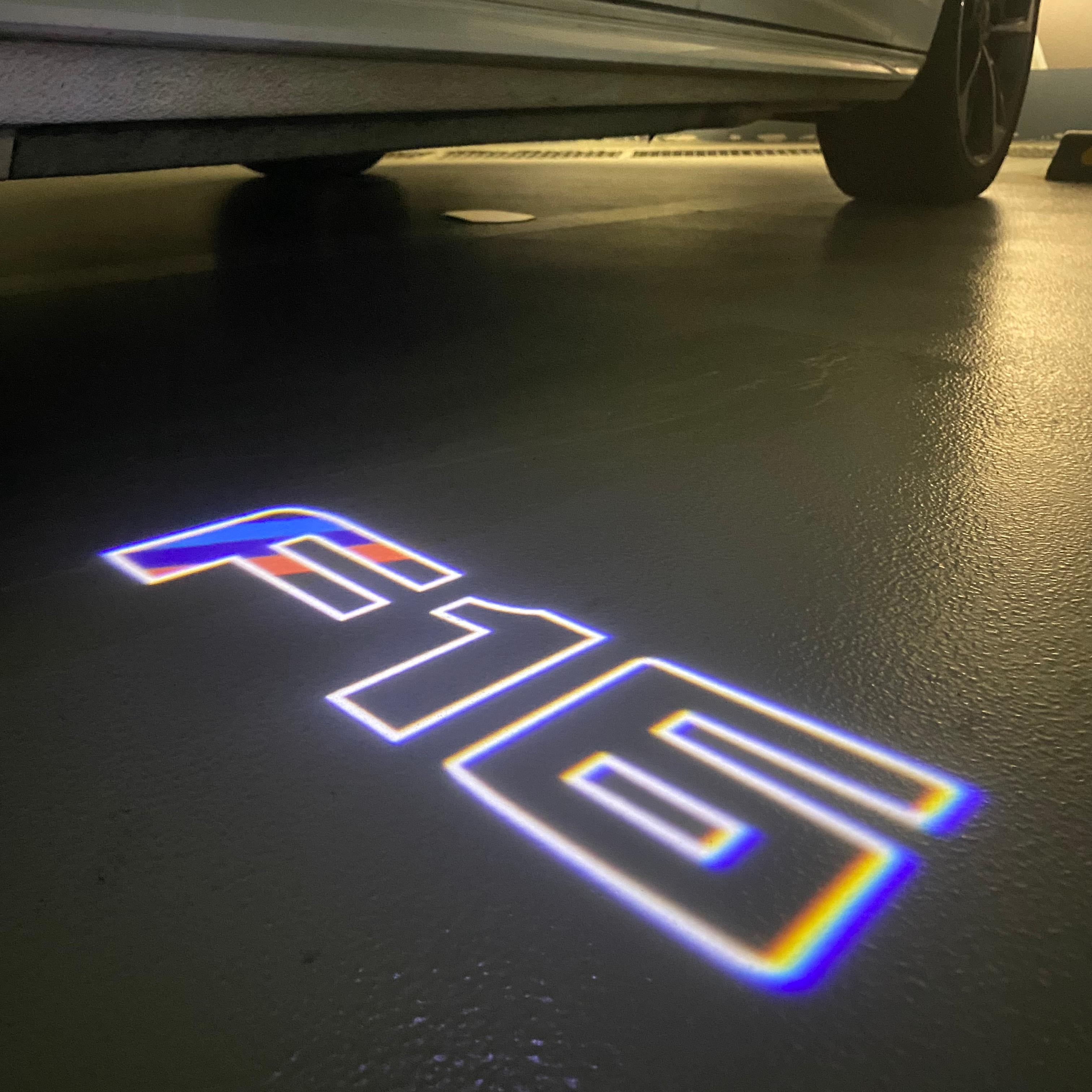 BMW M3 LOGO PROJECTOR LIGHTS Nr.24 (الكمية 1 = 1 مجموعة / 2 أضواء باب)