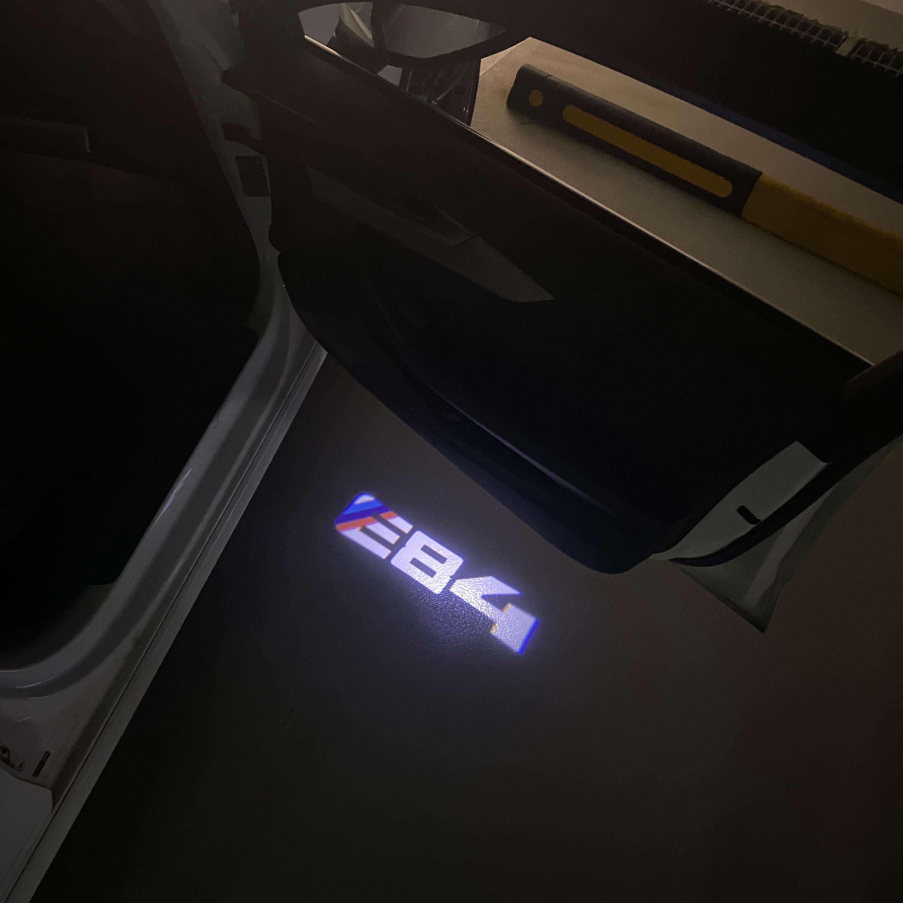 BMW M3 LOGO PROJECTOR LIGHTS Nr.24 (الكمية 1 = 1 مجموعة / 2 أضواء باب)