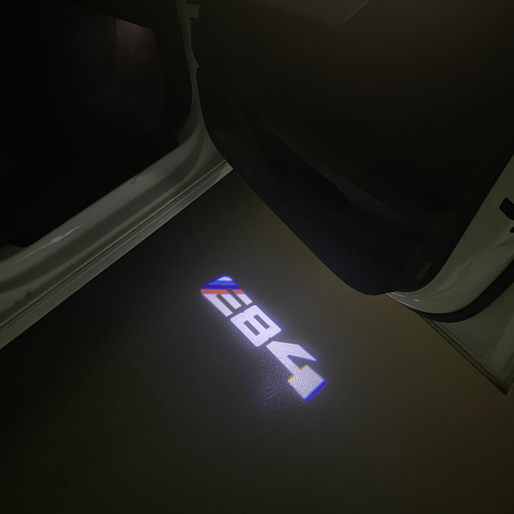 BMW M3 LOGO PROJECTOR LIGHTS Nr.24 (الكمية 1 = 1 مجموعة / 2 أضواء باب)
