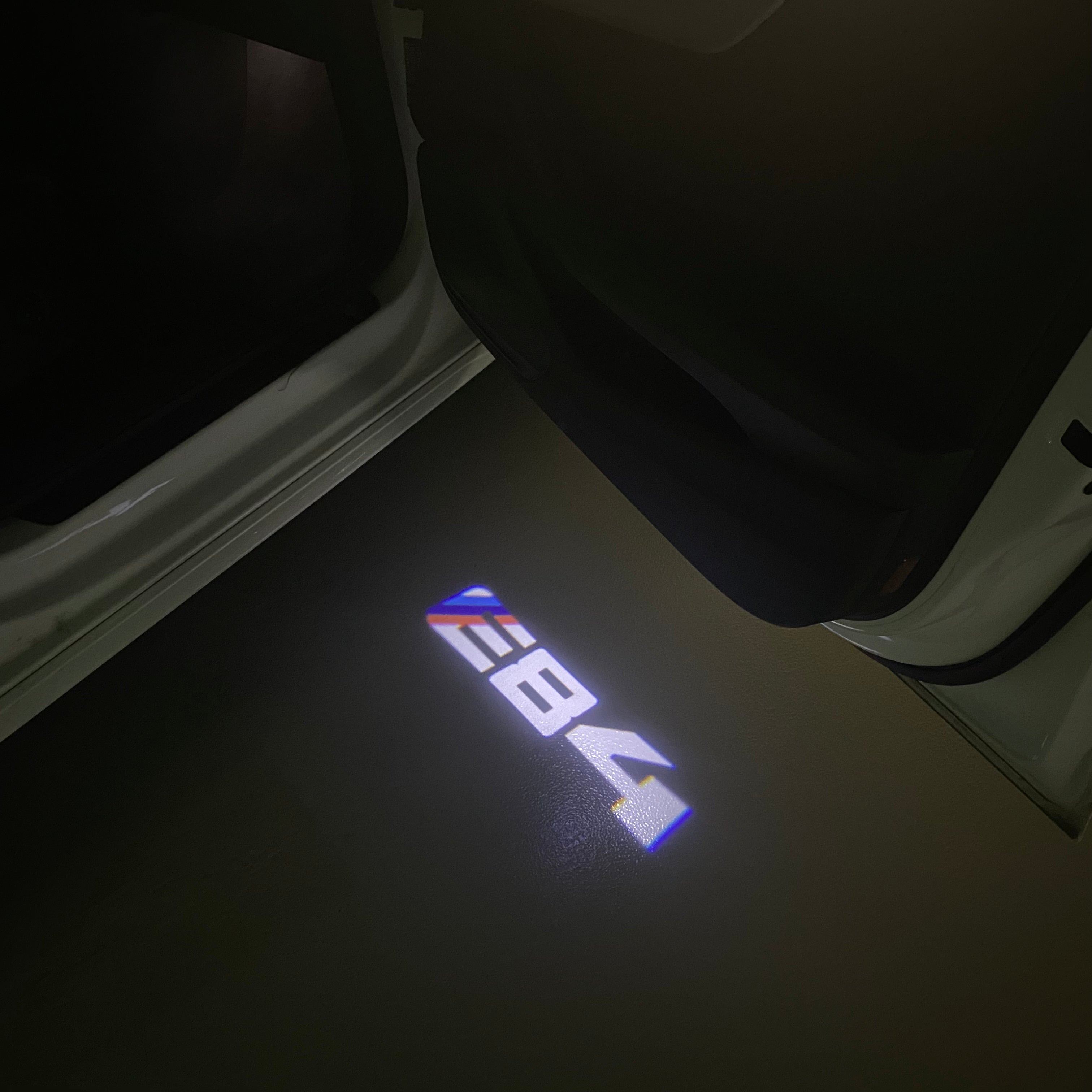 BMW M3 LOGO PROJECTOR LIGHTS Nr.24 (الكمية 1 = 1 مجموعة / 2 أضواء باب)