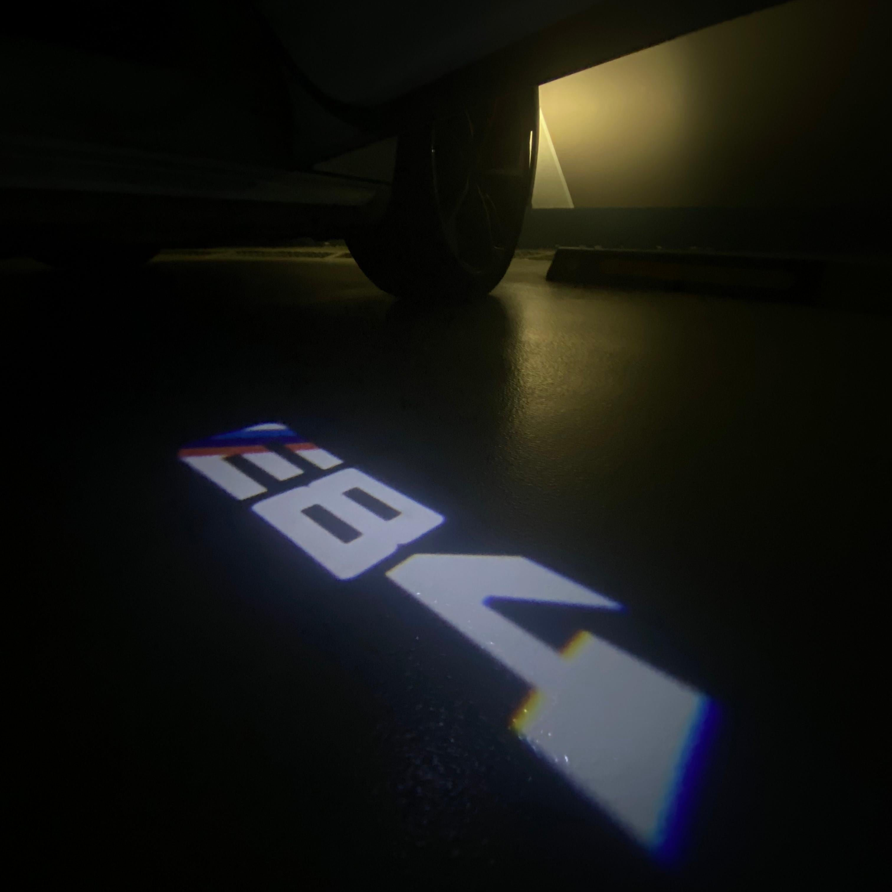 BMW M3 LOGO PROJECTOR LIGHTS Nr.24 (الكمية 1 = 1 مجموعة / 2 أضواء باب)