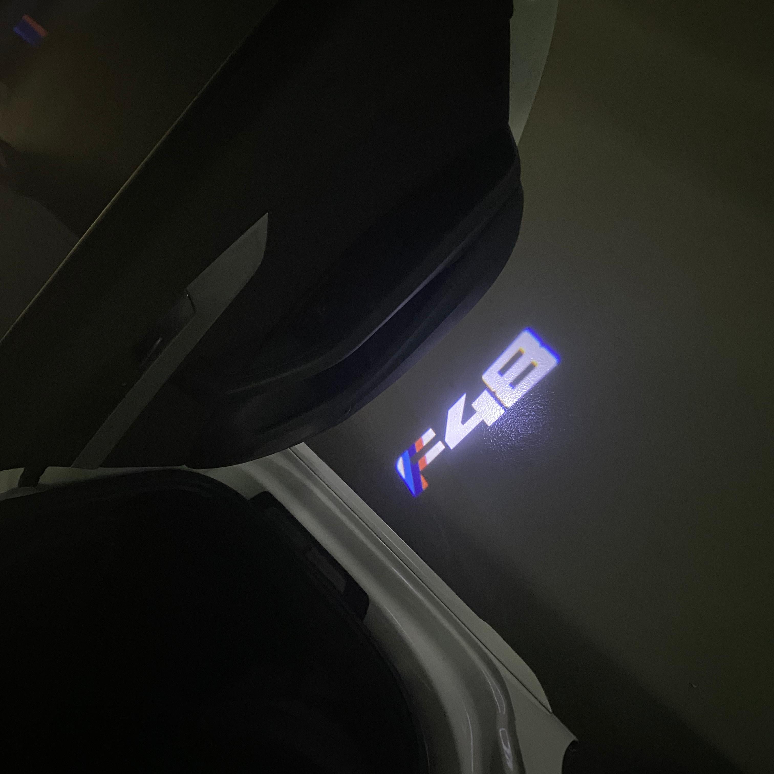 BMW M3 LOGO PROJECTOR LIGHTS Nr.24 (الكمية 1 = 1 مجموعة / 2 أضواء باب)