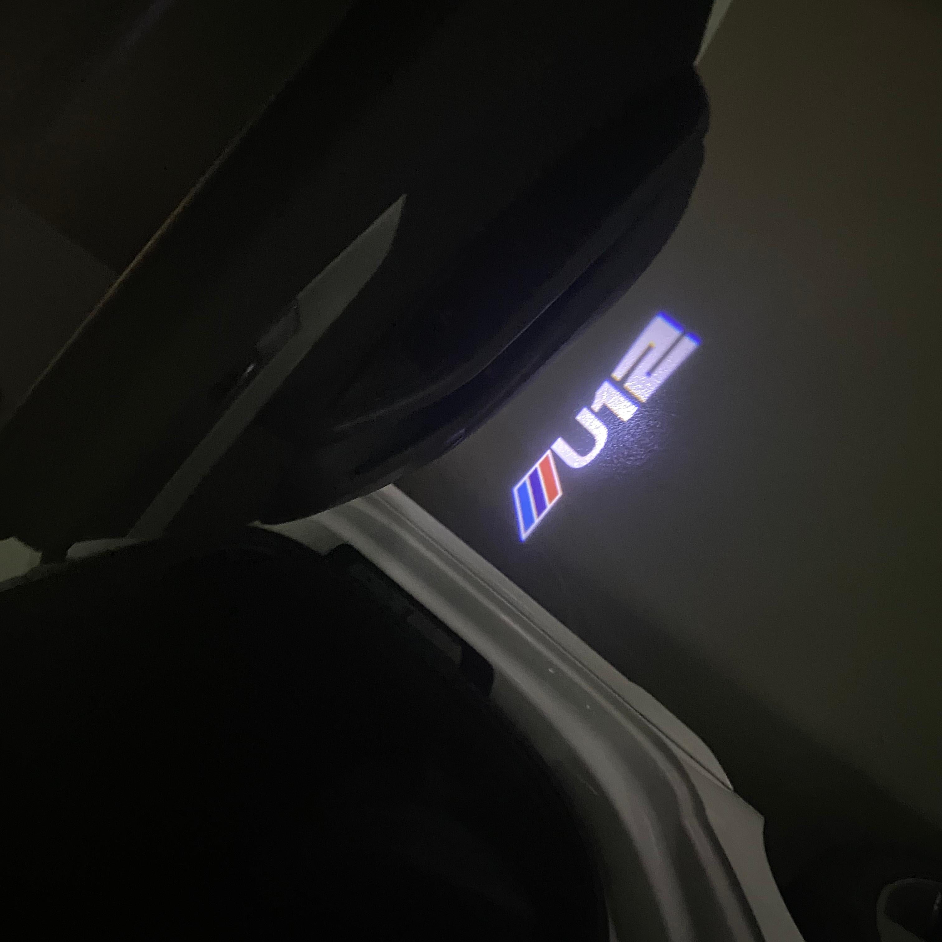 BMW M3 LOGO PROJECTOR LIGHTS Nr.24 (الكمية 1 = 1 مجموعة / 2 أضواء باب)