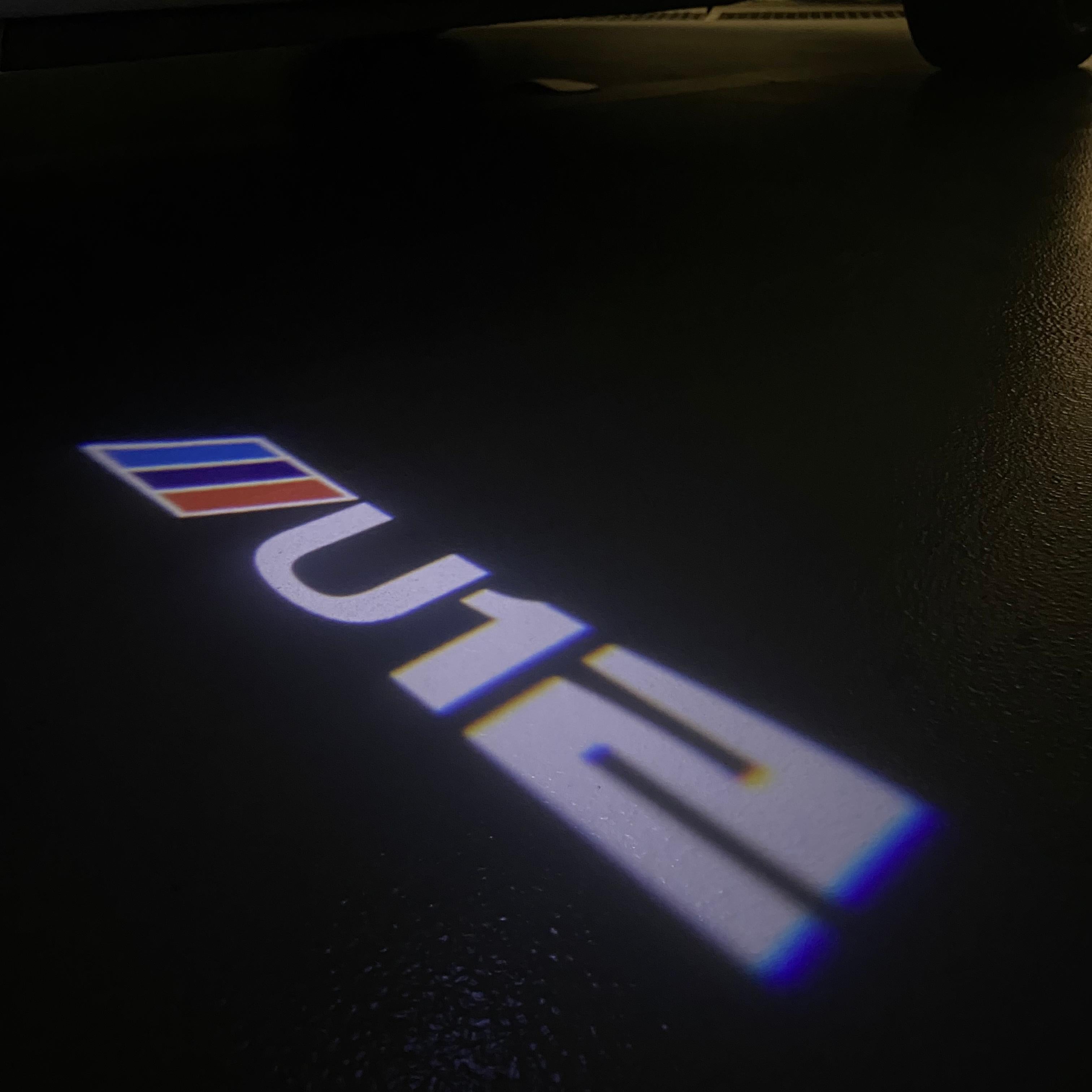 BMW M3 LOGO PROJECTOR LIGHTS Nr.24 (الكمية 1 = 1 مجموعة / 2 أضواء باب)