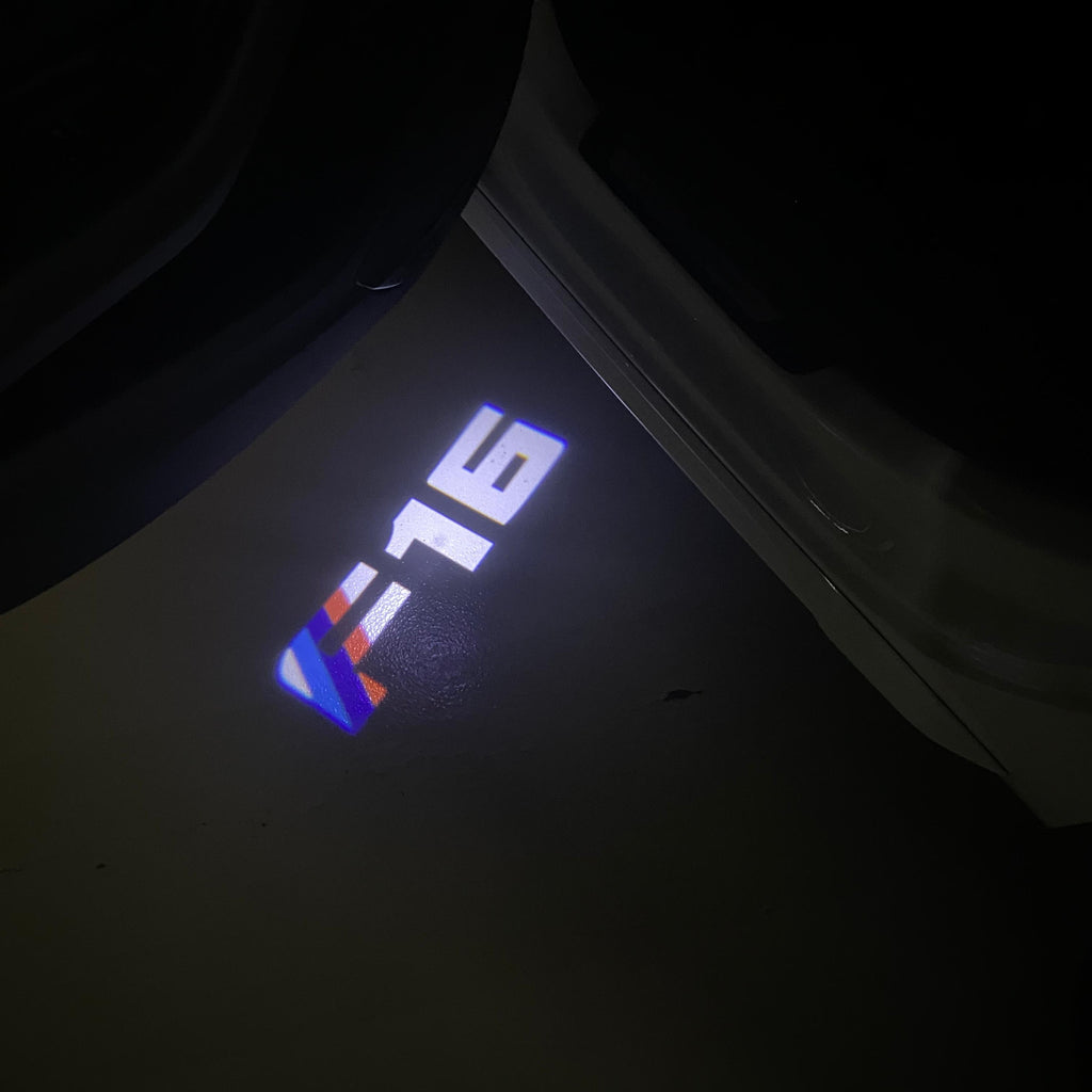 BMW M3 LOGO PROJECTOR LIGHTS Nr.24 (الكمية 1 = 1 مجموعة / 2 أضواء باب)