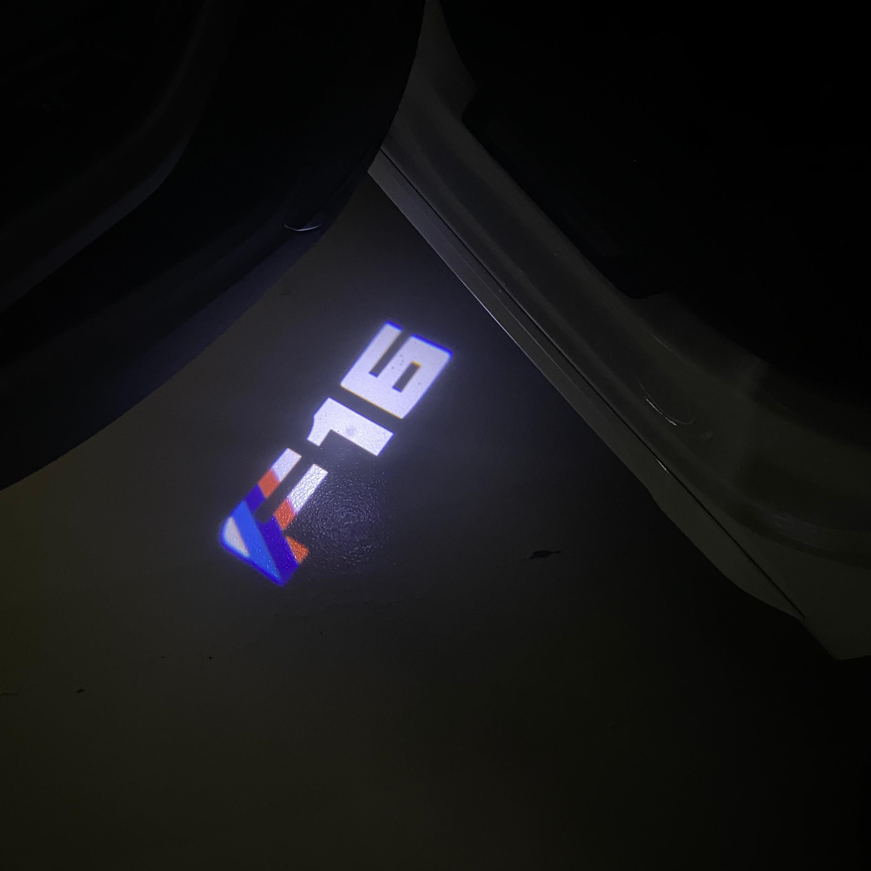 BMW M3 LOGO PROJECTOR LIGHTS Nr.24 (الكمية 1 = 1 مجموعة / 2 أضواء باب)
