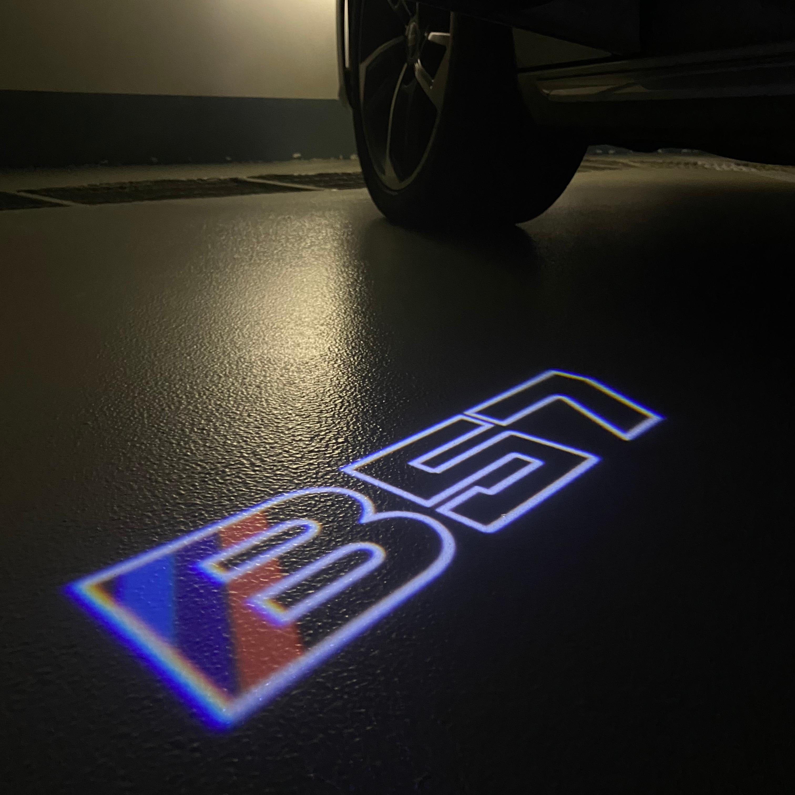 BMW M3 LOGO PROJECTOR LIGHTS Nr.24 (الكمية 1 = 1 مجموعة / 2 أضواء باب)