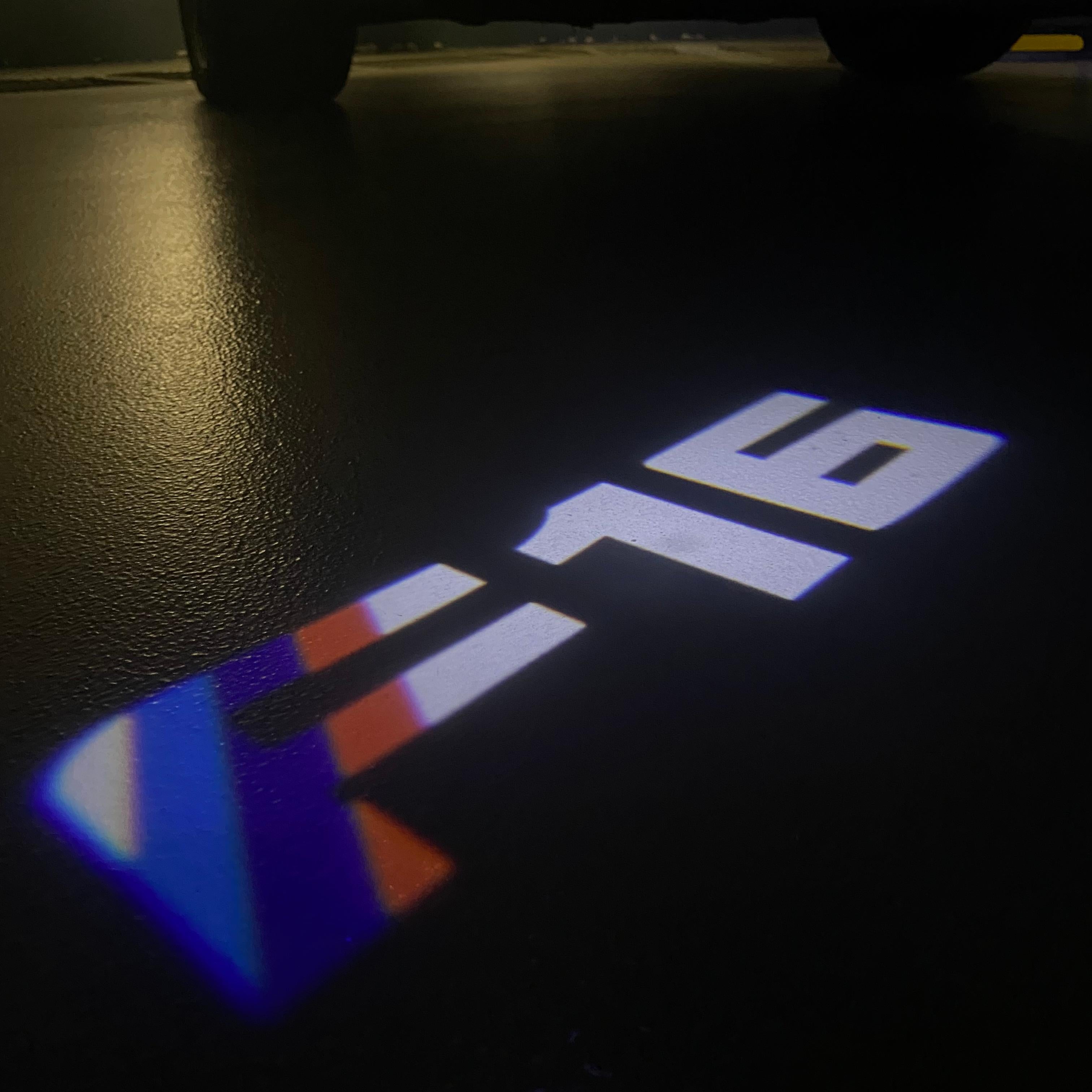 BMW M3 LOGO PROJECTOR LIGHTS Nr.24 (الكمية 1 = 1 مجموعة / 2 أضواء باب)