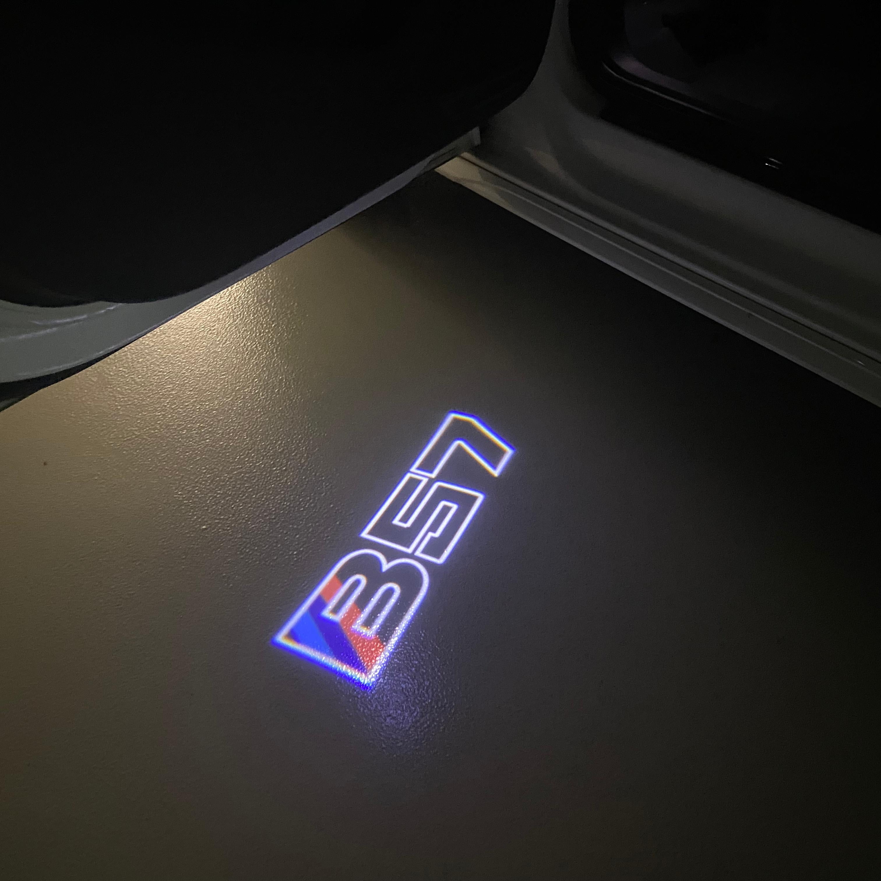 BMW M3 LOGO PROJECTOR LIGHTS Nr.24 (الكمية 1 = 1 مجموعة / 2 أضواء باب)