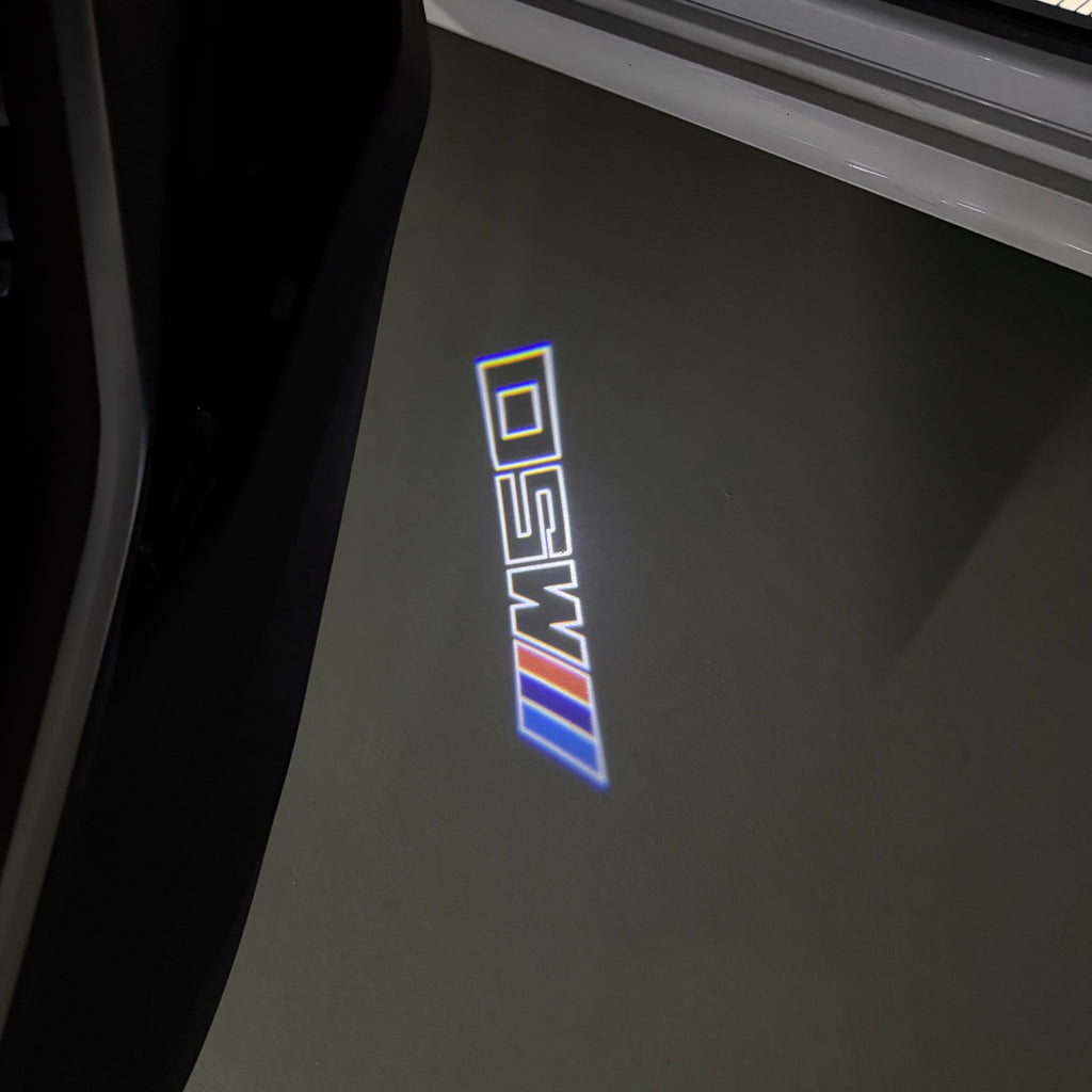 BMW M3 LOGO PROJECTOR LIGHTS Nr.24 (الكمية 1 = 1 مجموعة / 2 أضواء باب)