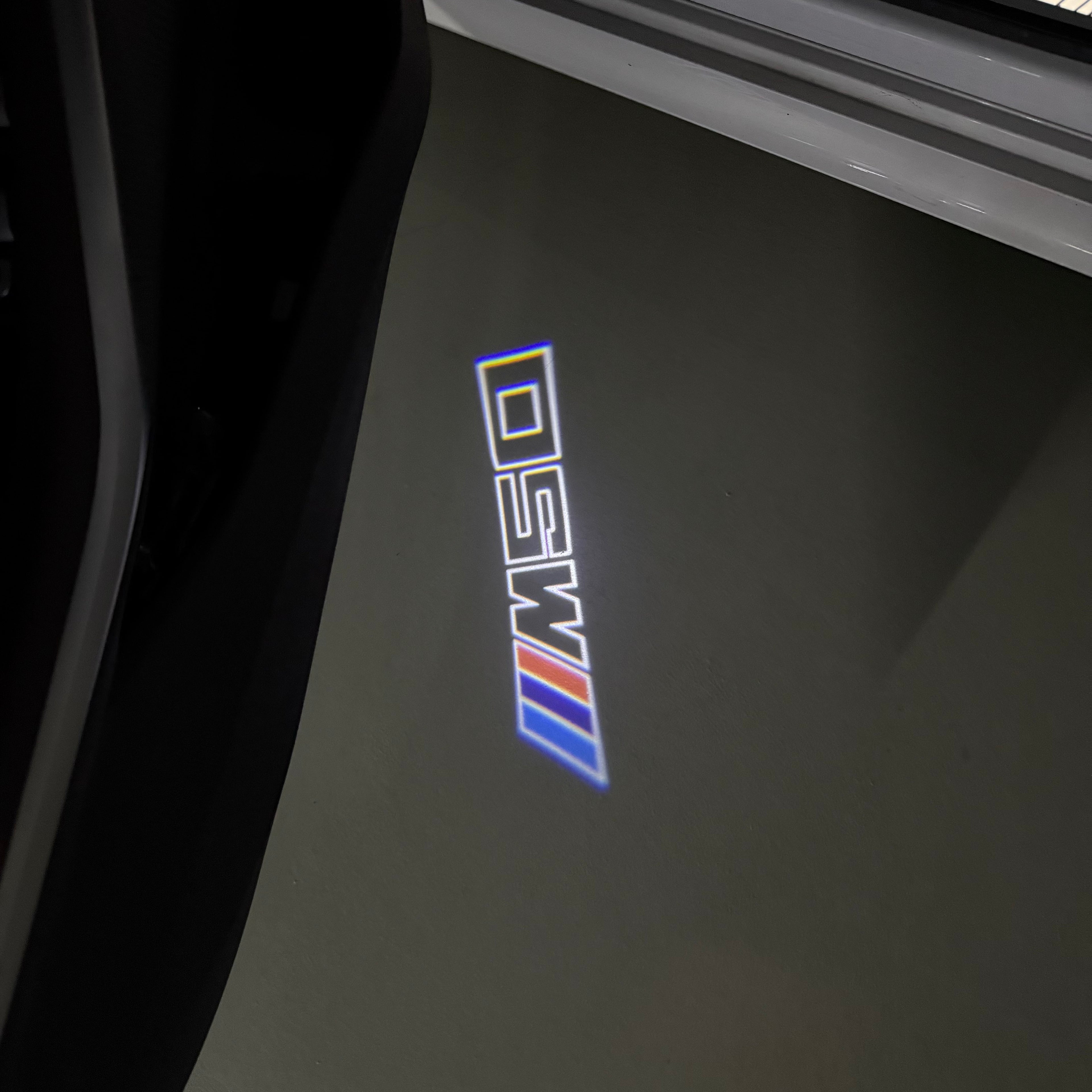 BMW M3 LOGO PROJECTOR LIGHTS Nr.24 (الكمية 1 = 1 مجموعة / 2 أضواء باب)