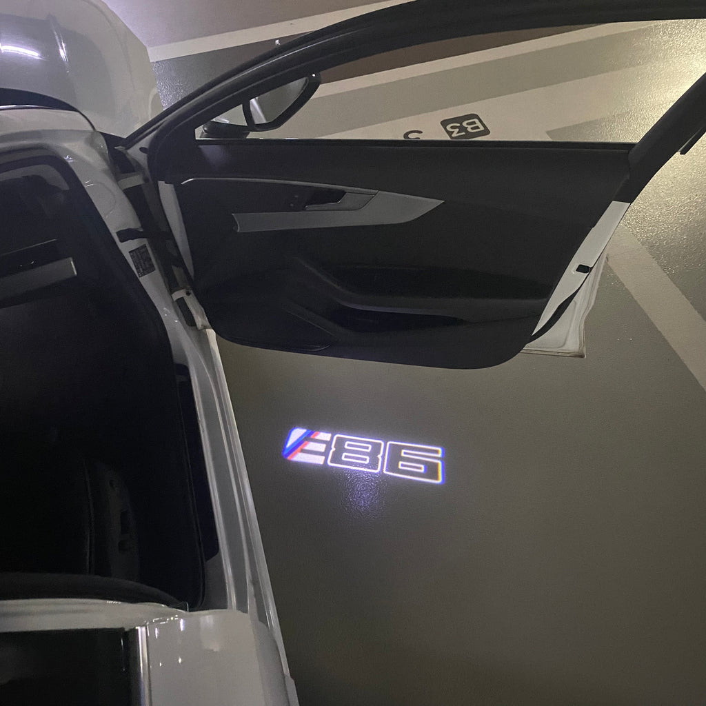 BMW M3 LOGO PROJECTOR LIGHTS Nr.24 (الكمية 1 = 1 مجموعة / 2 أضواء باب)