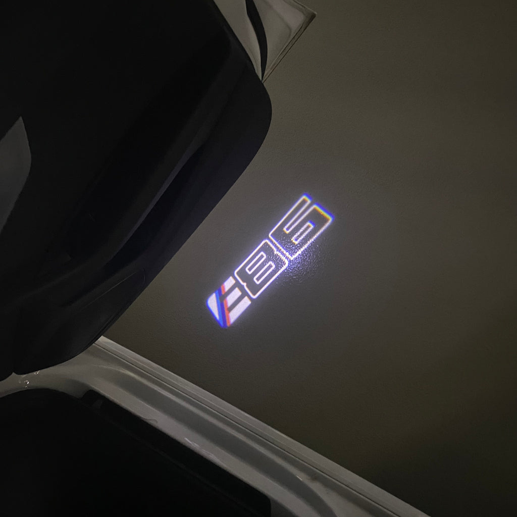 BMW M3 LOGO PROJECTOR LIGHTS Nr.24 (الكمية 1 = 1 مجموعة / 2 أضواء باب)