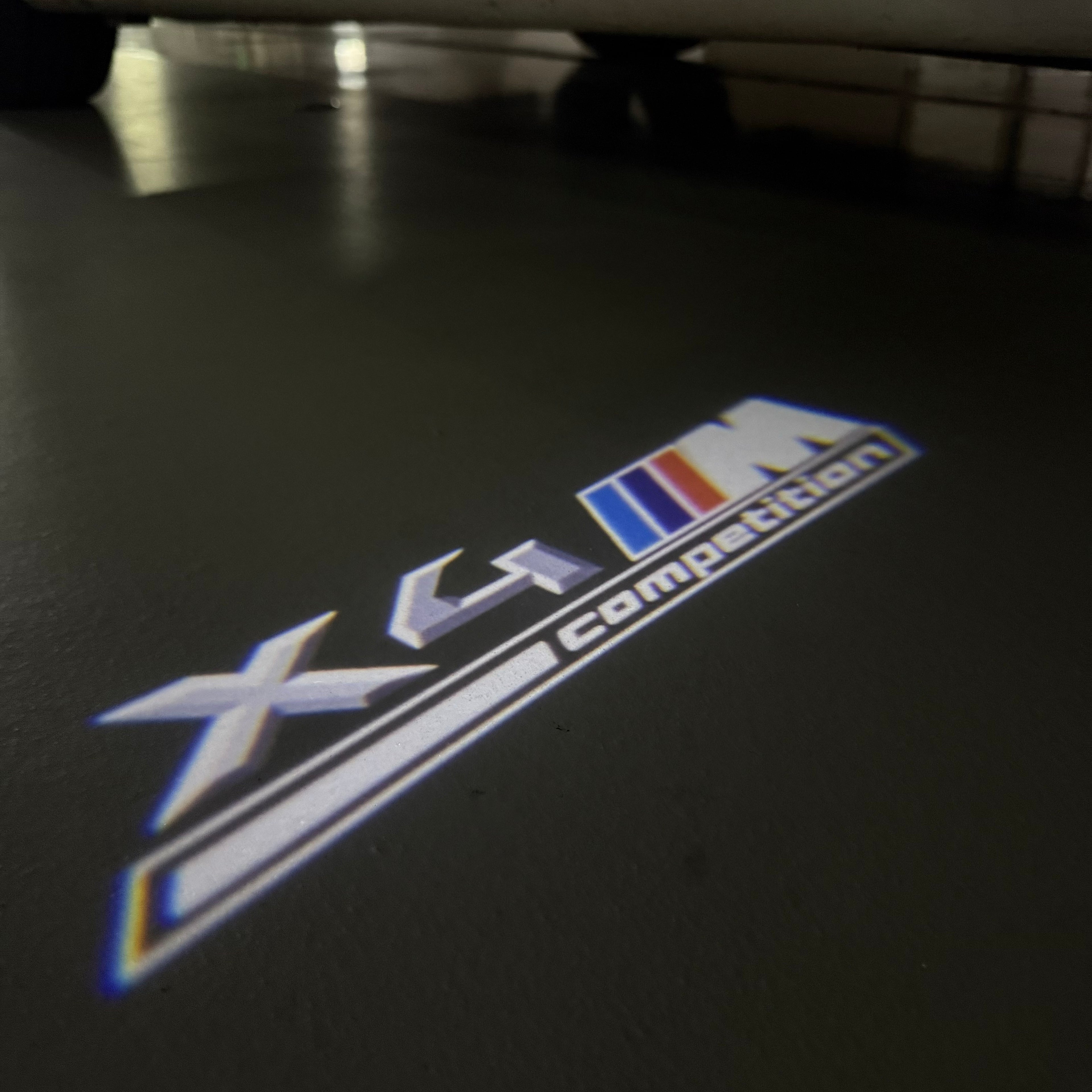 BMW M3 LOGO PROJECTOR LIGHTS Nr.24 (الكمية 1 = 1 مجموعة / 2 أضواء باب)