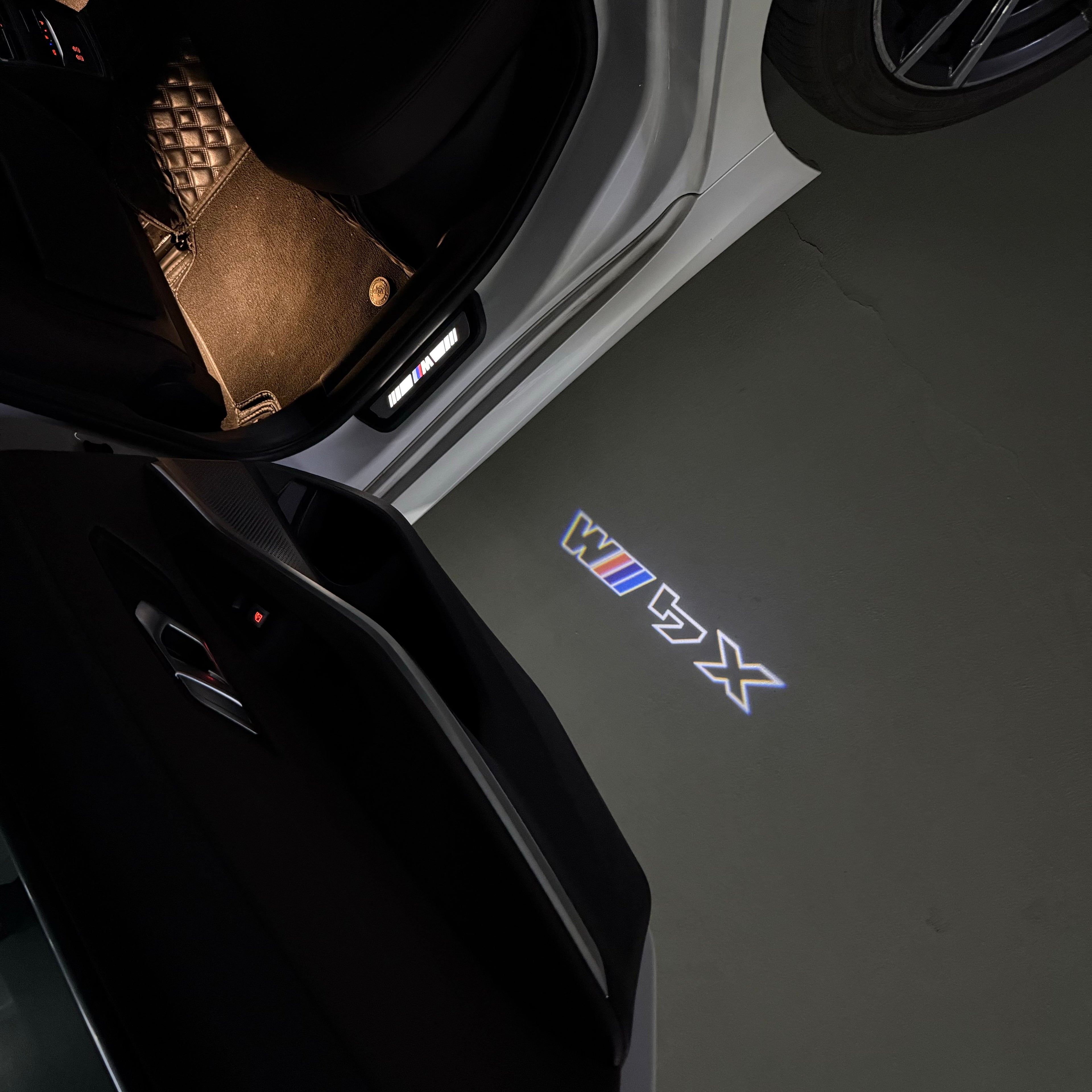 BMW M3 LOGO PROJECTOR LIGHTS Nr.24 (الكمية 1 = 1 مجموعة / 2 أضواء باب)