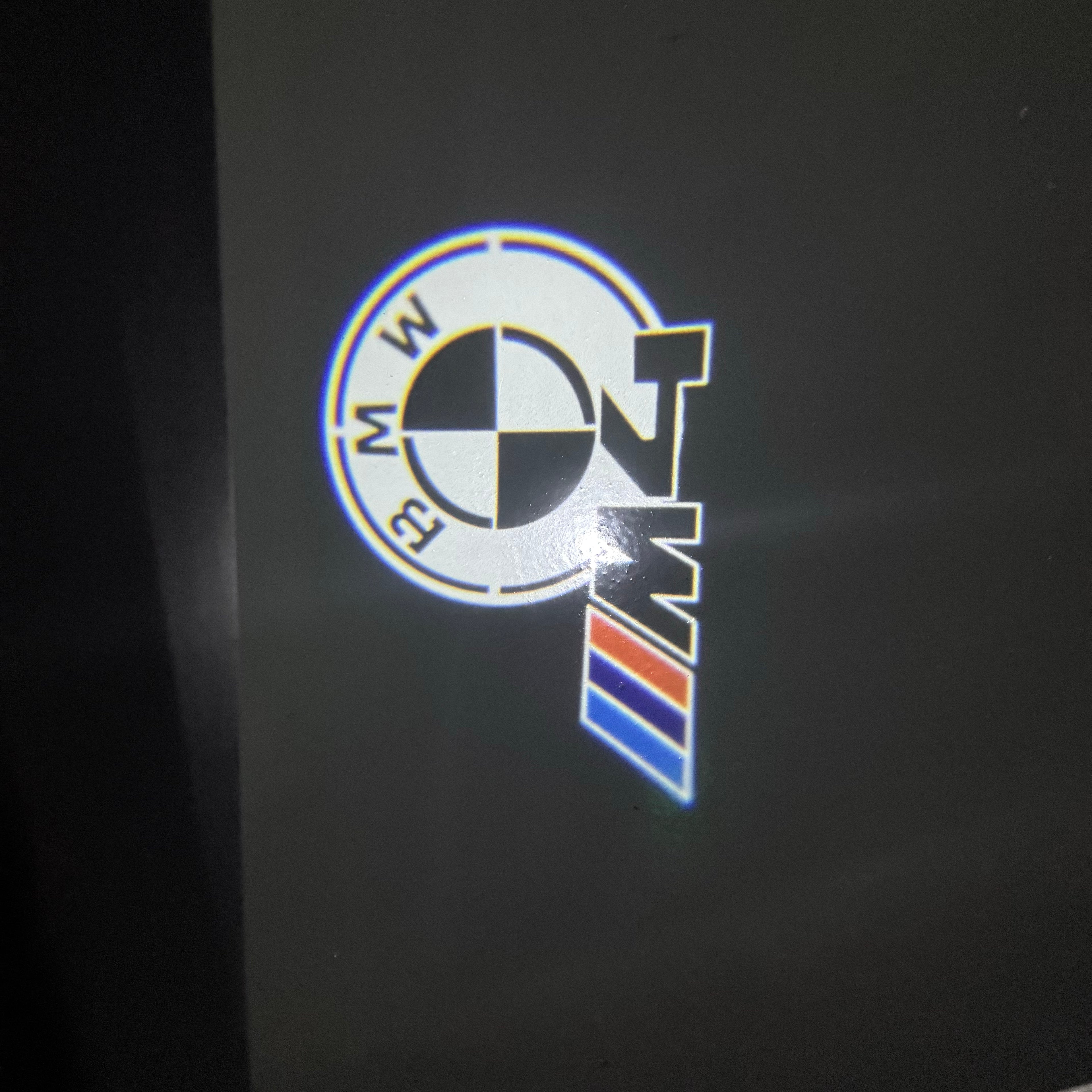 BMW M3 LOGO PROJECTOR LIGHTS Nr.24 (الكمية 1 = 1 مجموعة / 2 أضواء باب)