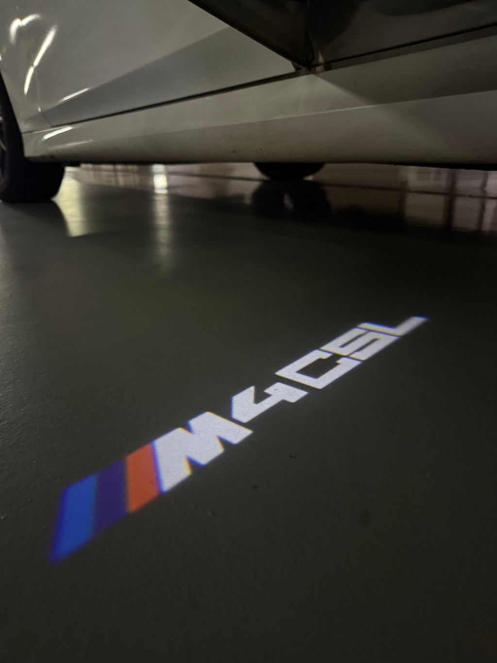 BMW M3 LOGO PROJECTOR LIGHTS Nr.24 (الكمية 1 = 1 مجموعة / 2 أضواء باب)