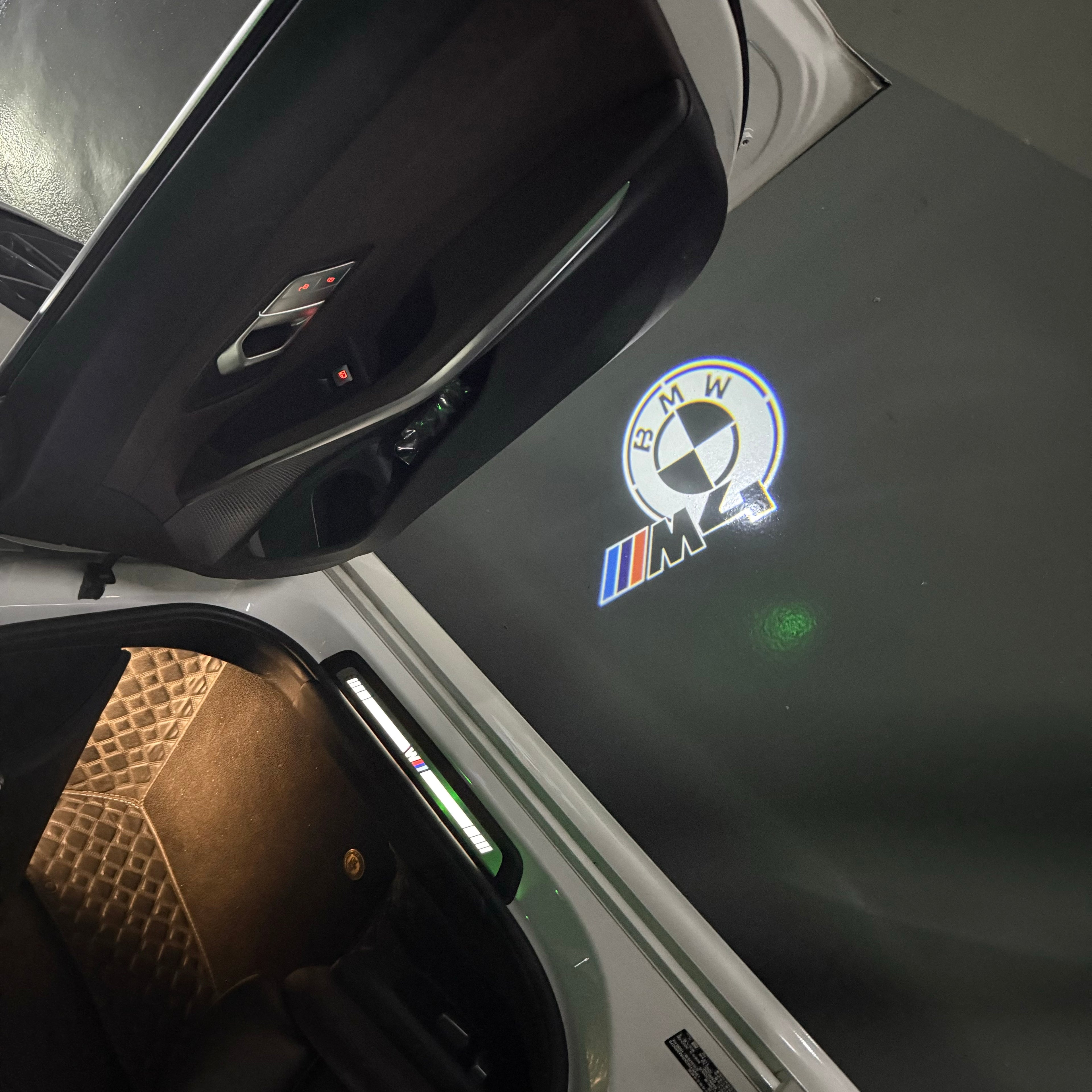 BMW M3 LOGO PROJECTOR LIGHTS Nr.24 (الكمية 1 = 1 مجموعة / 2 أضواء باب)