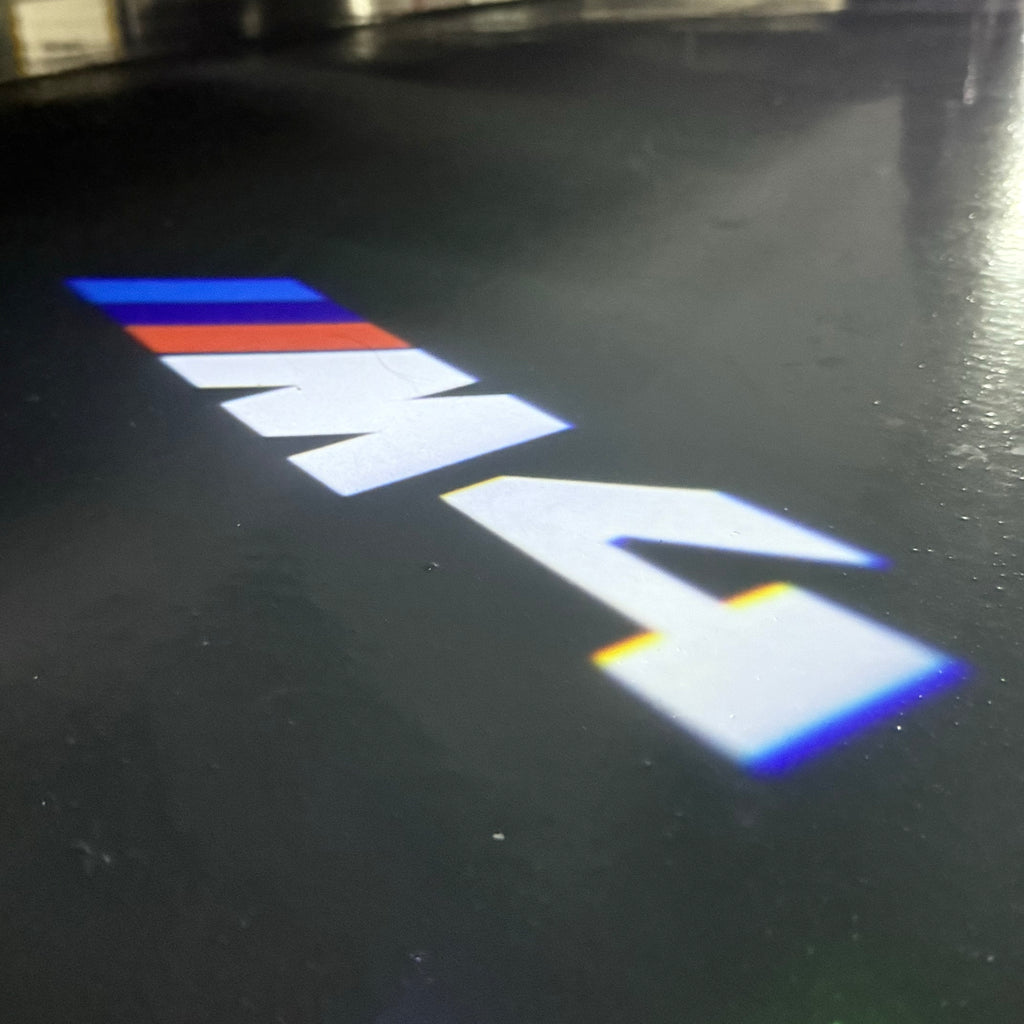 BMW M3 LOGO PROJECTOR LIGHTS Nr.24 (الكمية 1 = 1 مجموعة / 2 أضواء باب)