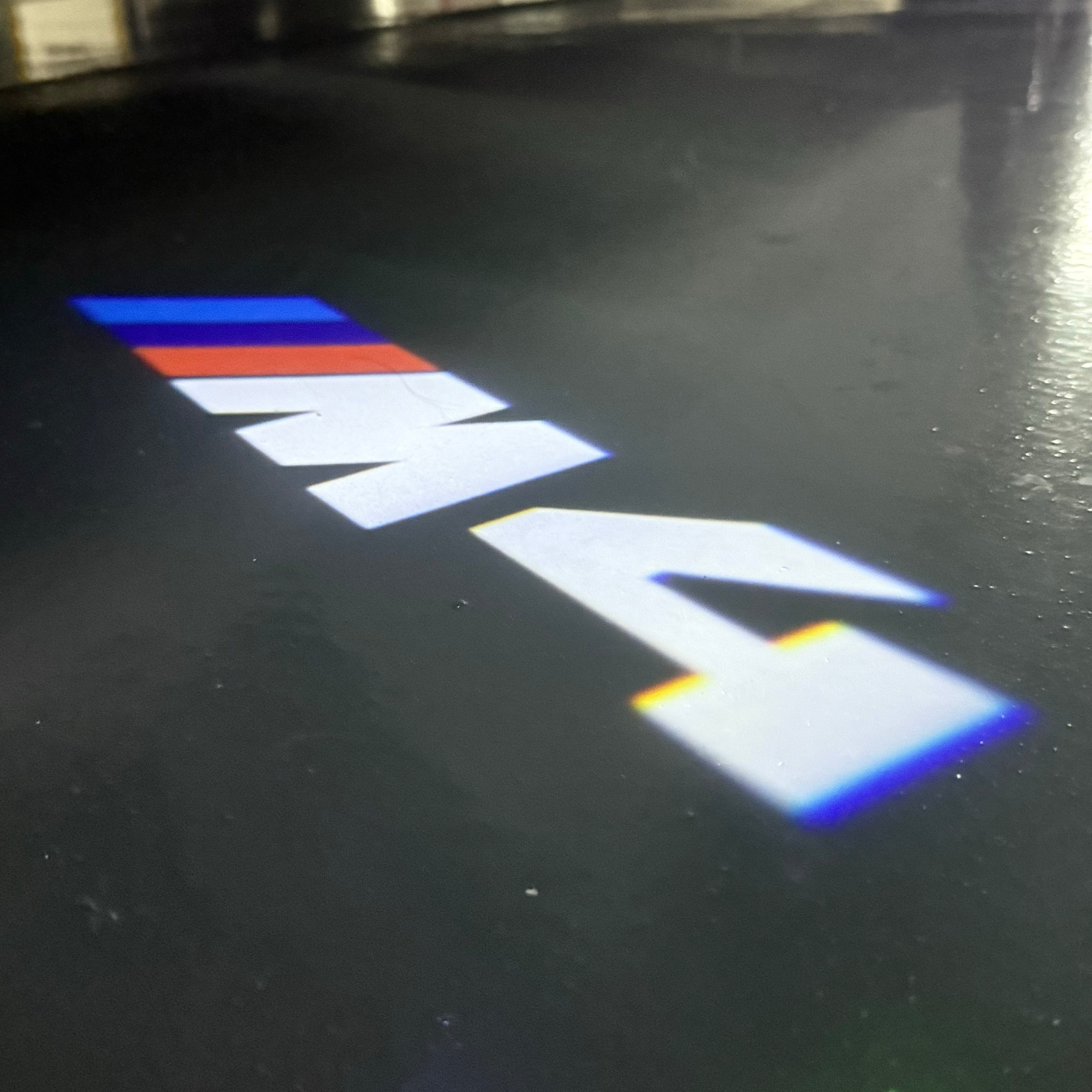 BMW M3 LOGO PROJECTOR LIGHTS Nr.24 (الكمية 1 = 1 مجموعة / 2 أضواء باب)