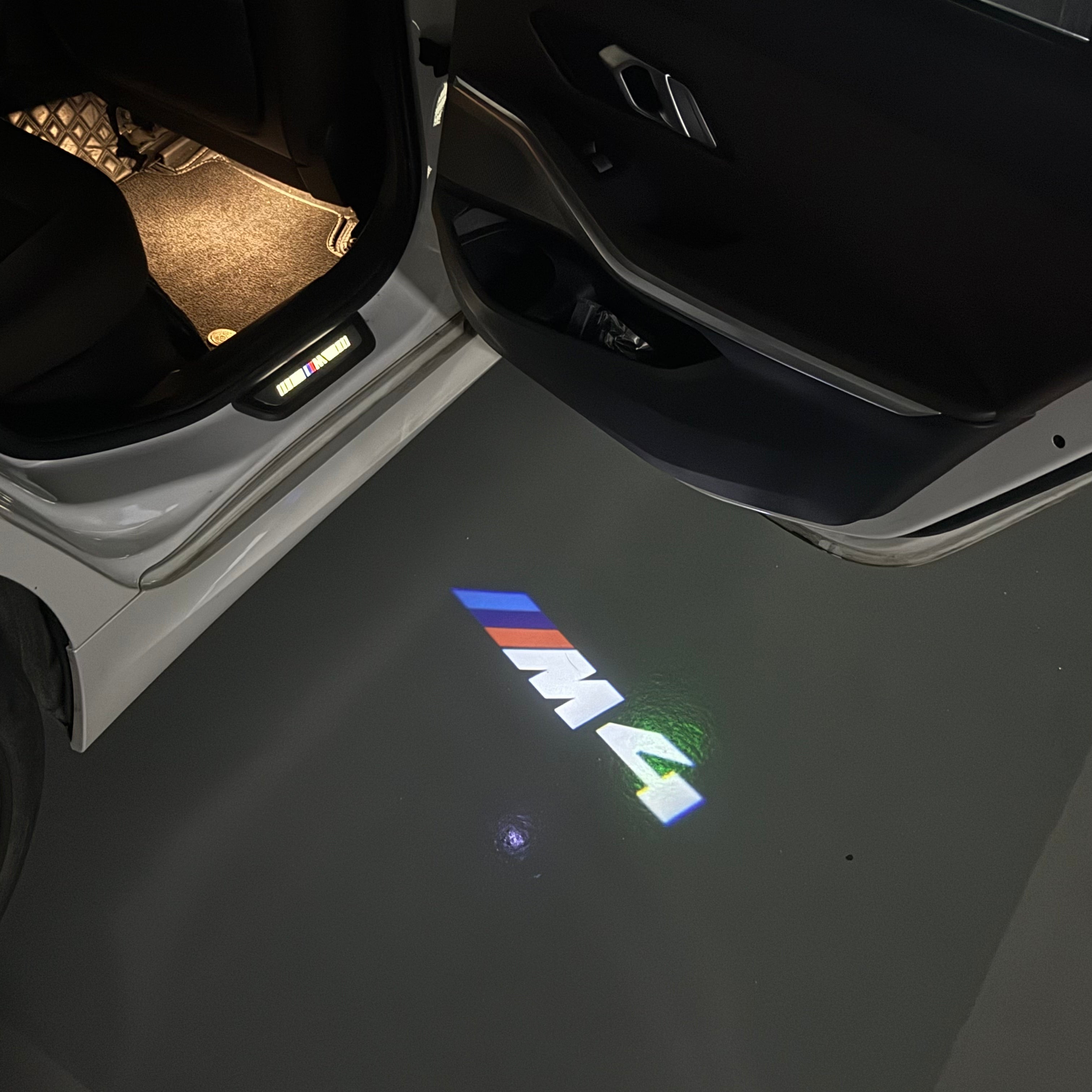 BMW M3 LOGO PROJECTOR LIGHTS Nr.24 (الكمية 1 = 1 مجموعة / 2 أضواء باب)