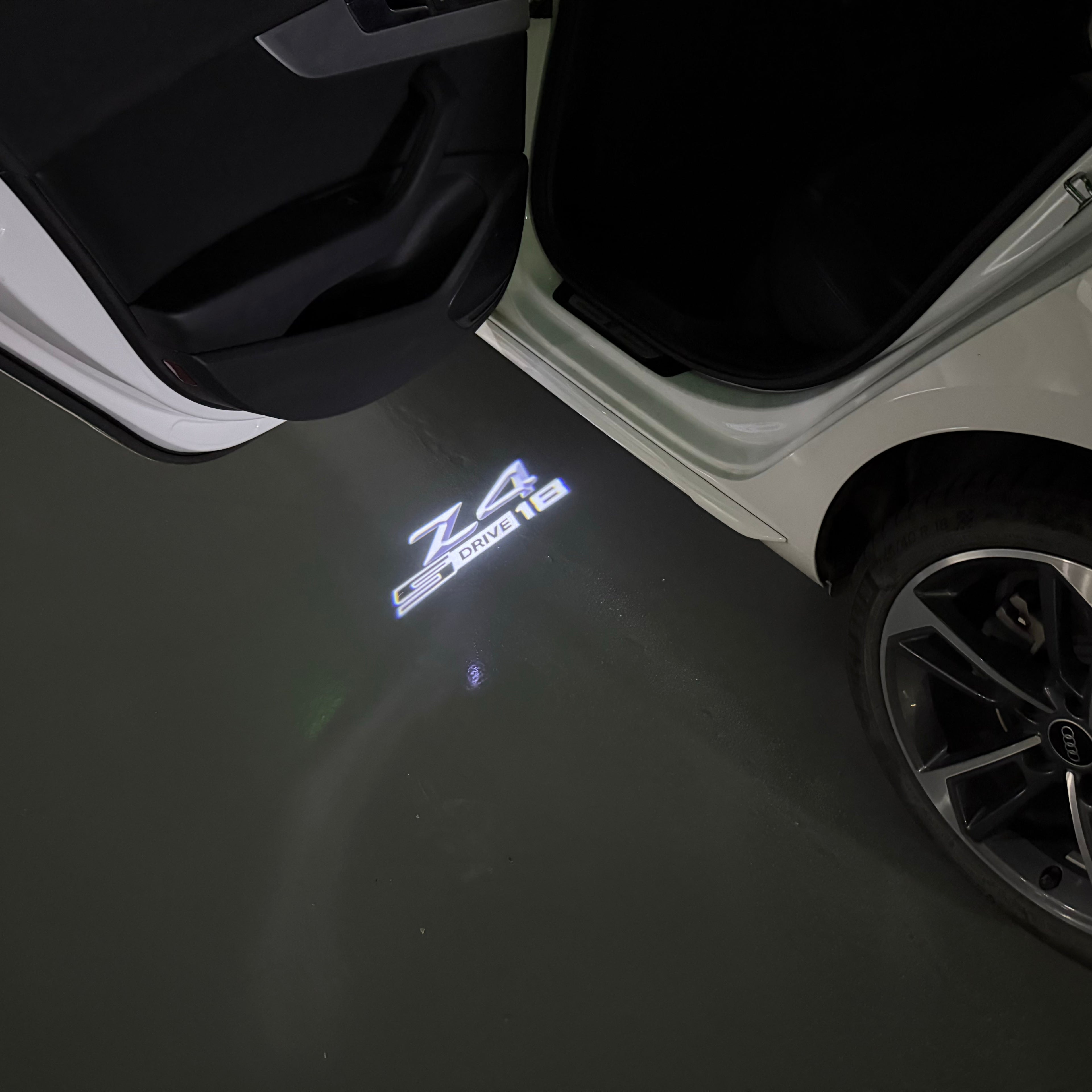 BMW M3 LOGO PROJECTOR LIGHTS Nr.24 (الكمية 1 = 1 مجموعة / 2 أضواء باب)