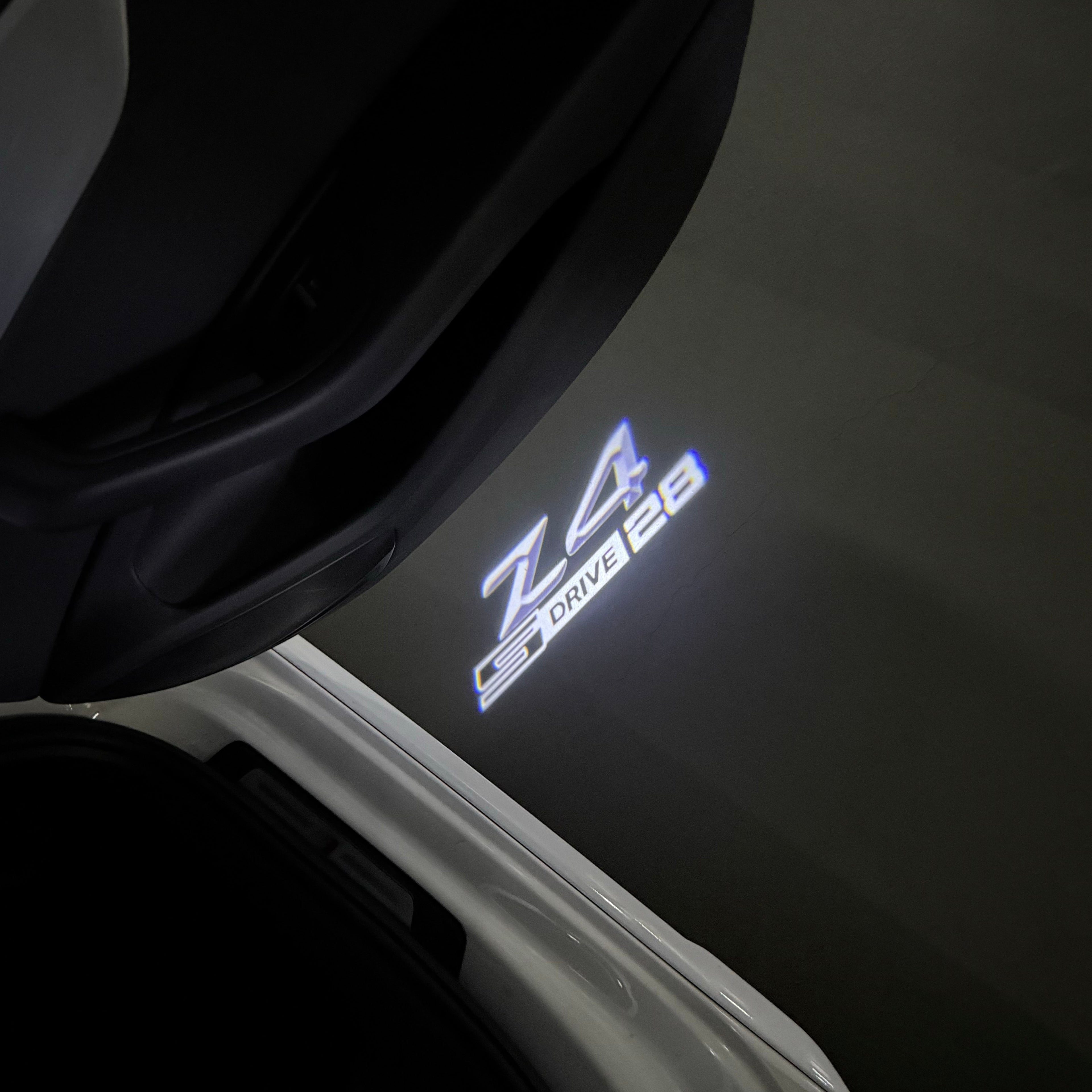 BMW M3 LOGO PROJECTOR LIGHTS Nr.24 (الكمية 1 = 1 مجموعة / 2 أضواء باب)