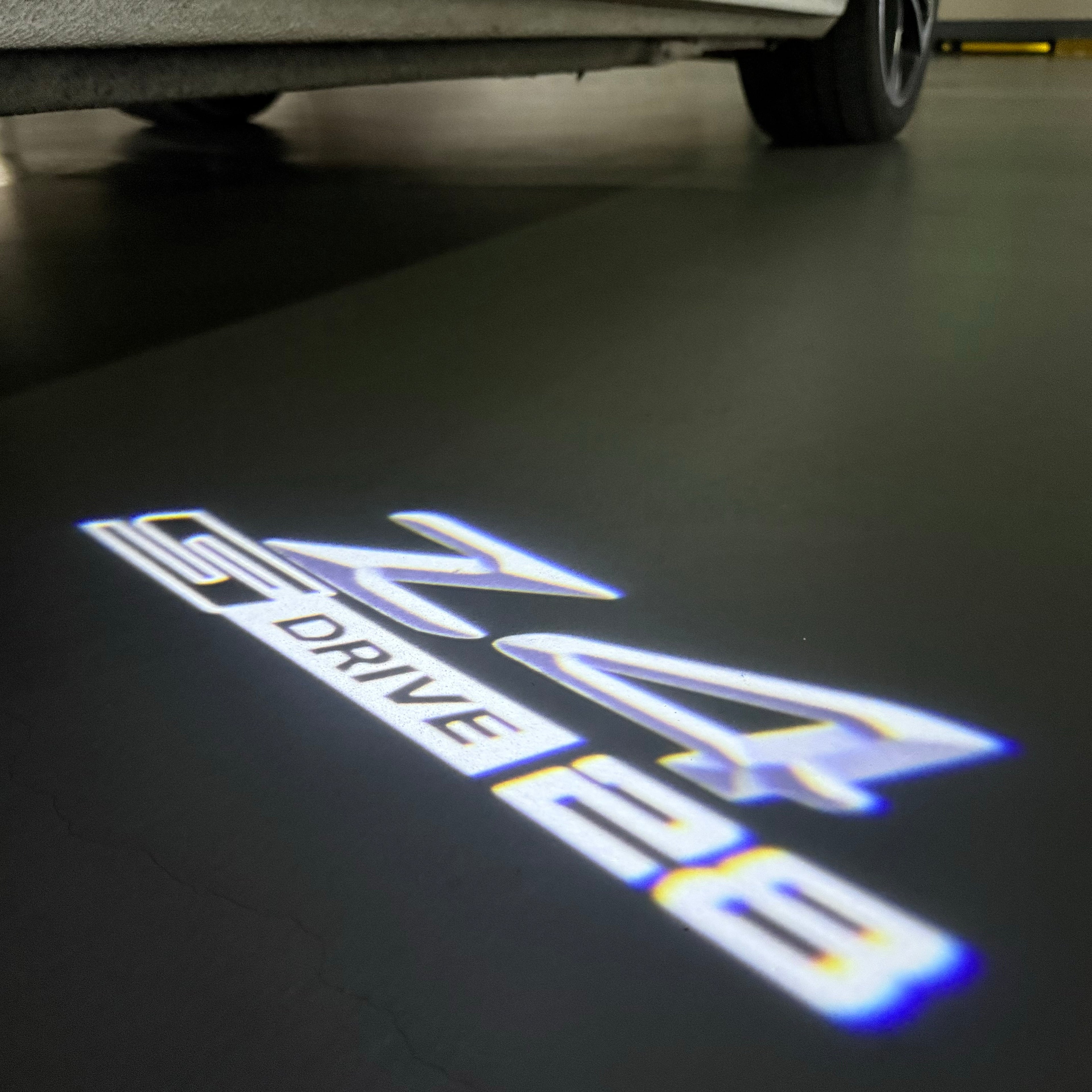 BMW M3 LOGO PROJECTOR LIGHTS Nr.24 (الكمية 1 = 1 مجموعة / 2 أضواء باب)