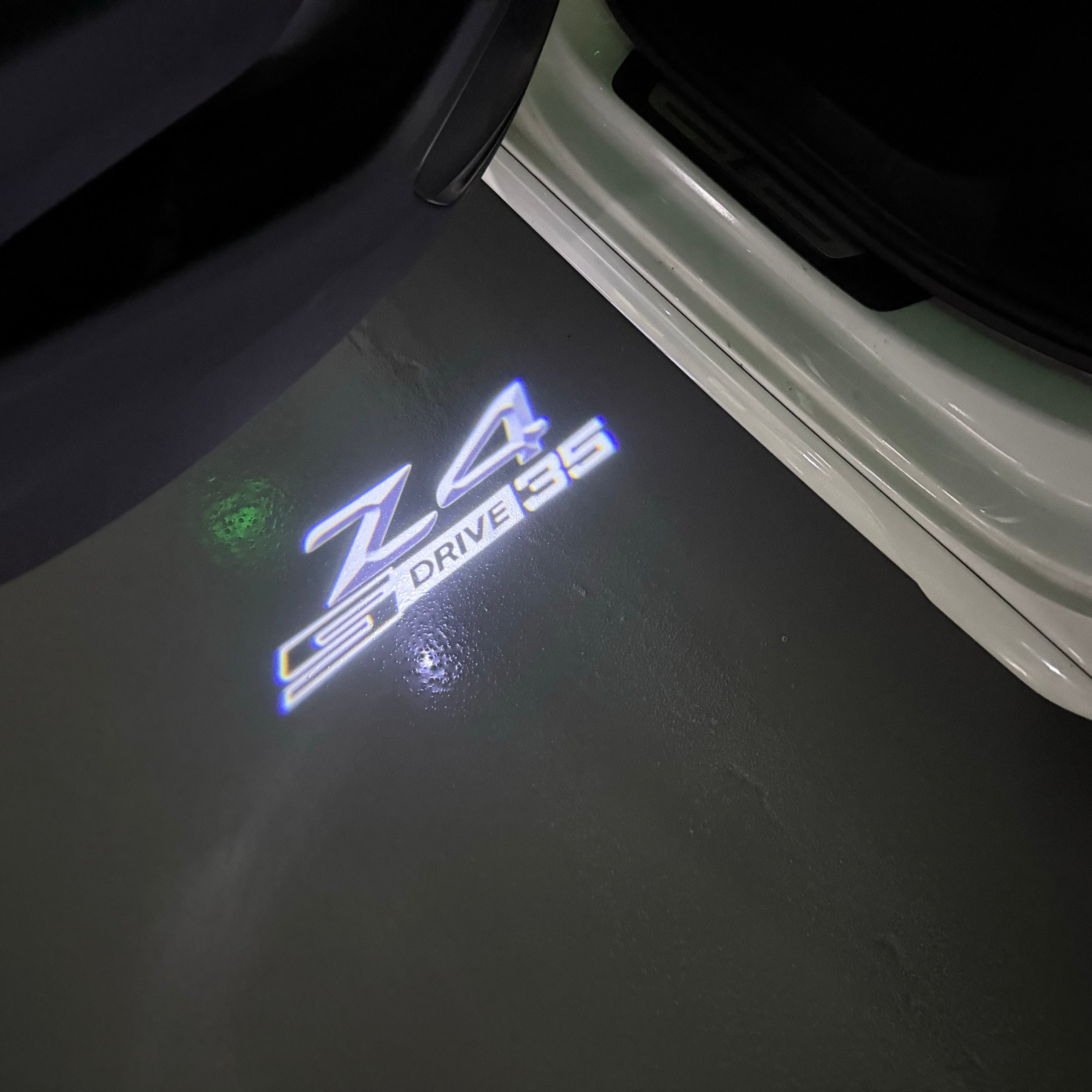 BMW M3 LOGO PROJECTOR LIGHTS Nr.24 (الكمية 1 = 1 مجموعة / 2 أضواء باب)