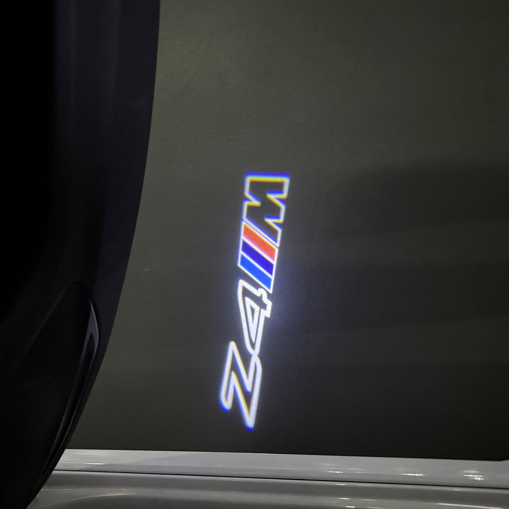 BMW M3 LOGO PROJECTOR LIGHTS Nr.24 (الكمية 1 = 1 مجموعة / 2 أضواء باب)