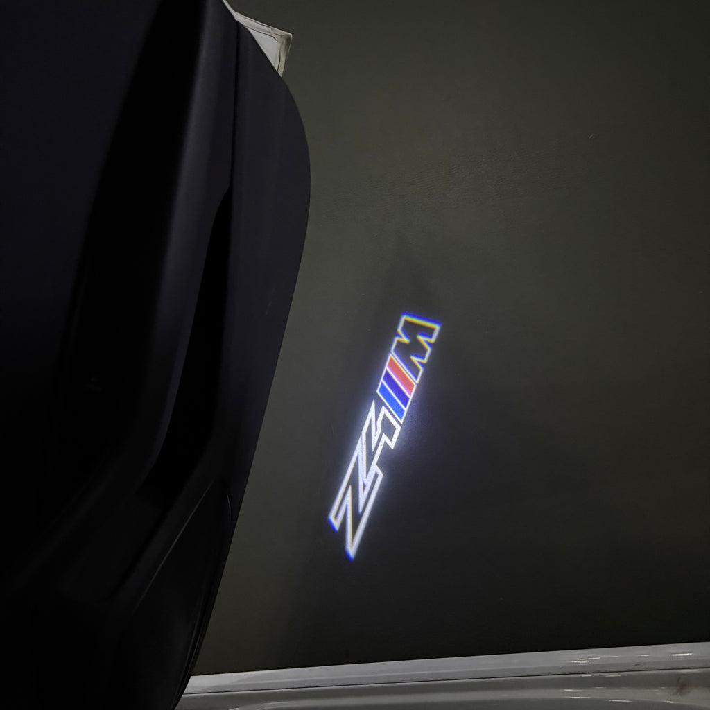 BMW M3 LOGO PROJECTOR LIGHTS Nr.24 (الكمية 1 = 1 مجموعة / 2 أضواء باب)