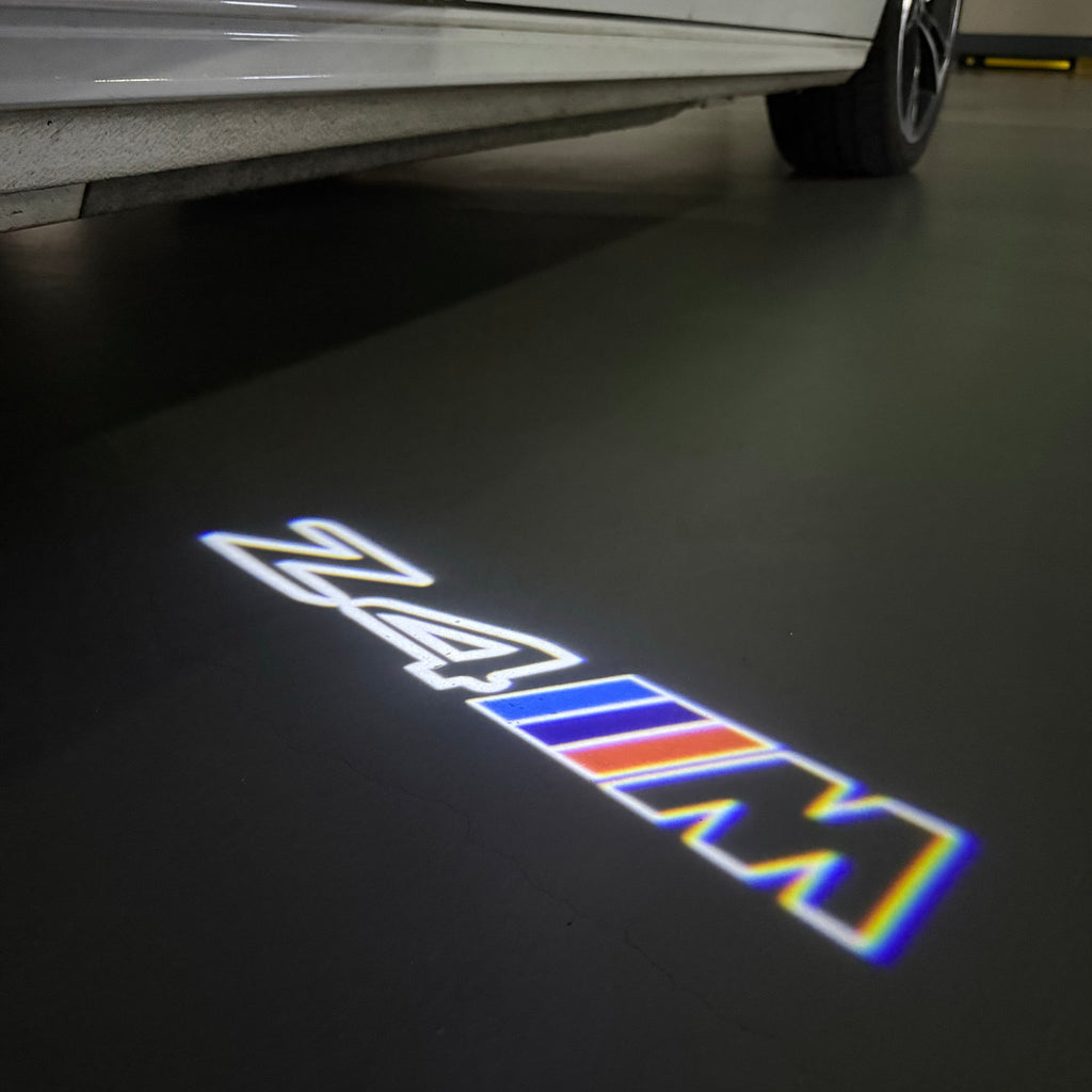BMW M3 LOGO PROJECTOR LIGHTS Nr.24 (الكمية 1 = 1 مجموعة / 2 أضواء باب)