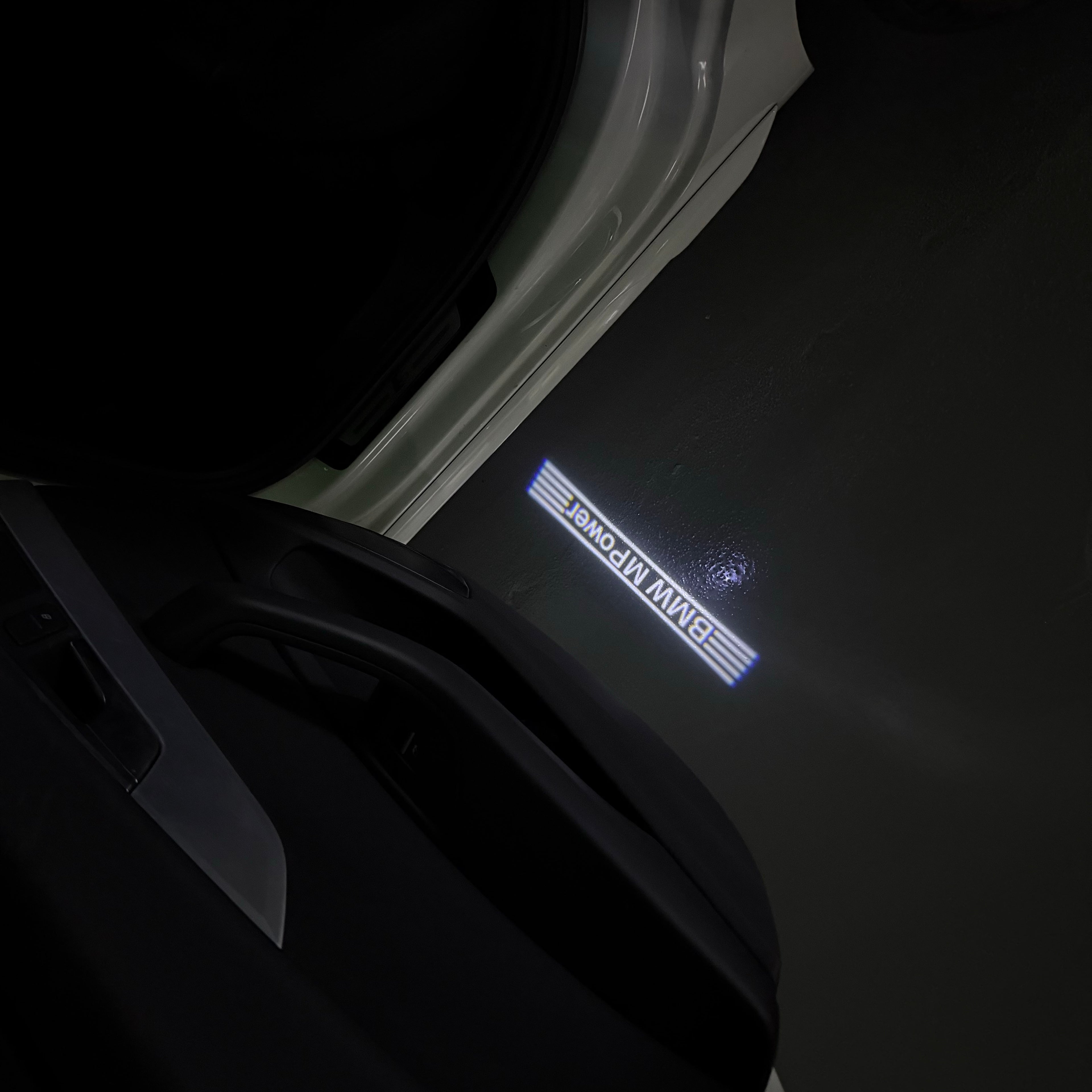 BMW M3 LOGO PROJECTOR LIGHTS Nr.24 (الكمية 1 = 1 مجموعة / 2 أضواء باب)