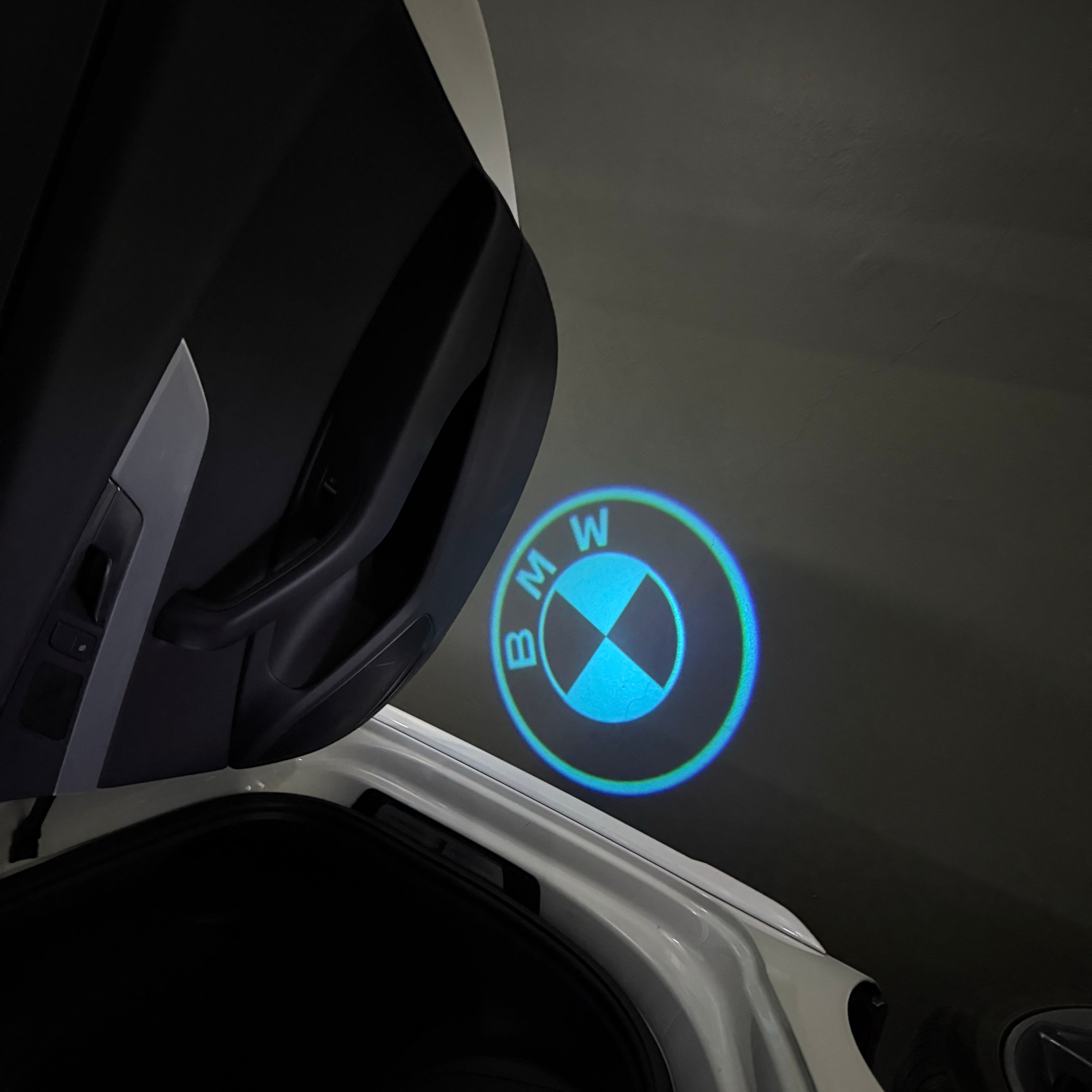 BMW M3 LOGO PROJECTOR LIGHTS Nr.24 (الكمية 1 = 1 مجموعة / 2 أضواء باب)