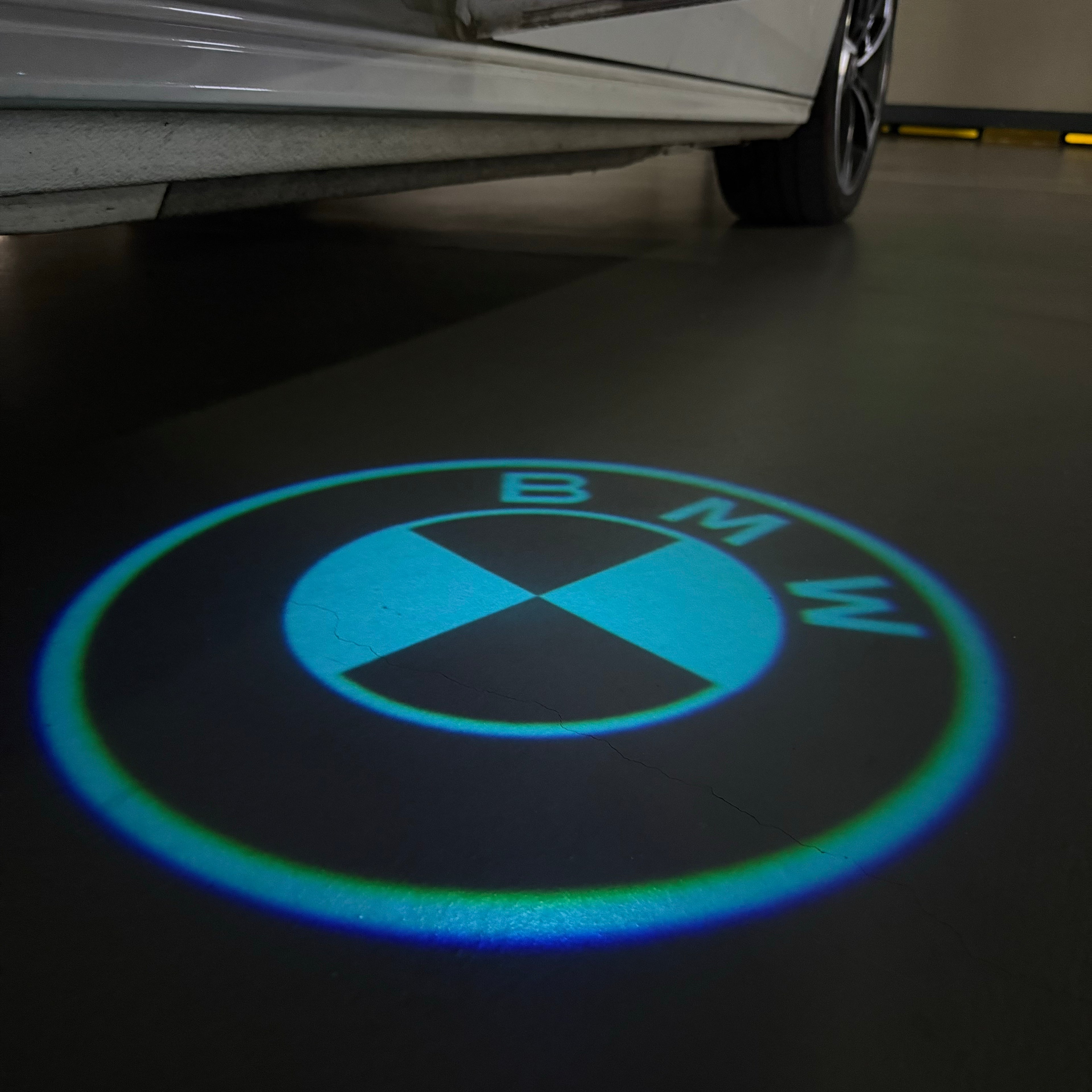BMW M3 LOGO PROJECTOR LIGHTS Nr.24 (الكمية 1 = 1 مجموعة / 2 أضواء باب)