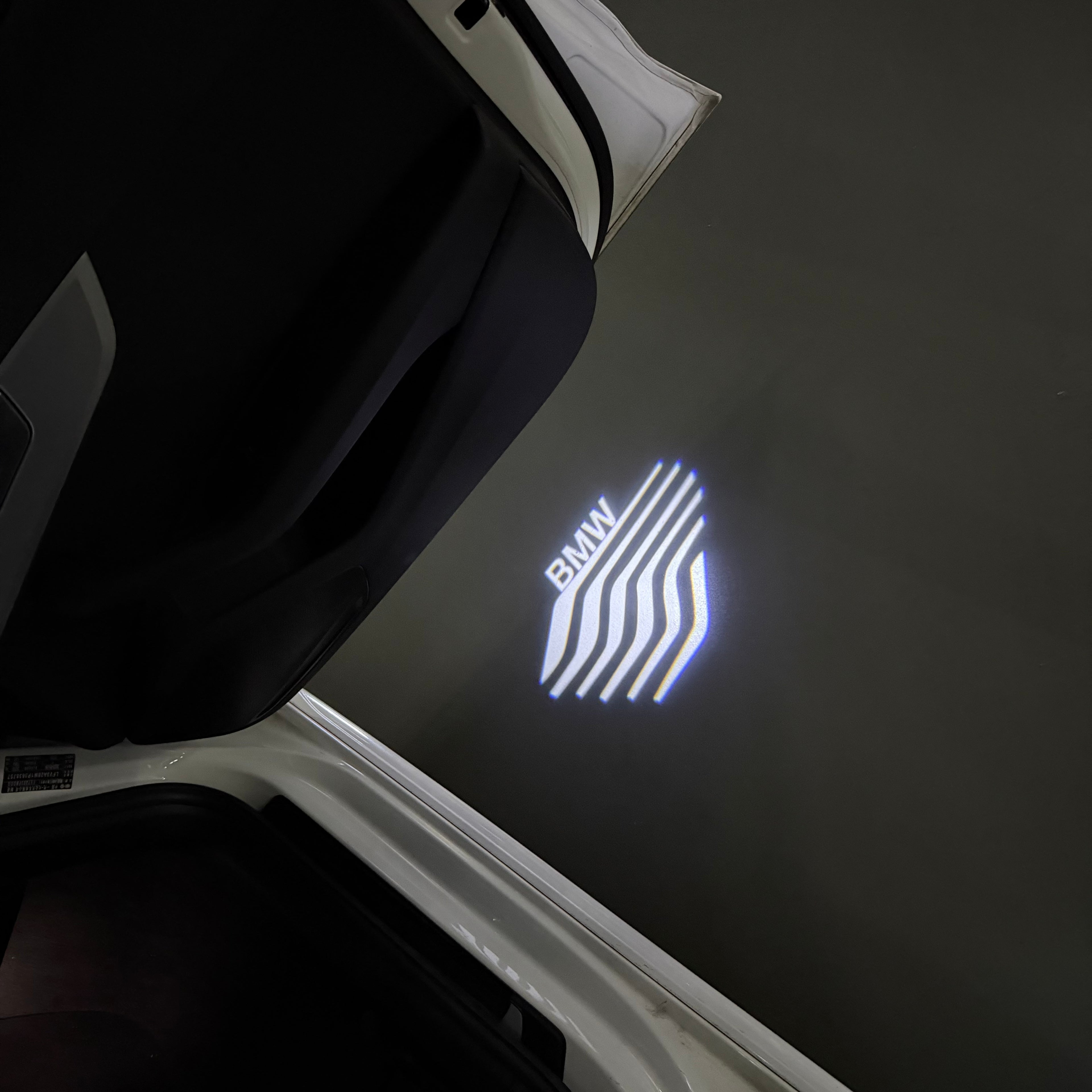 BMW M3 LOGO PROJECTOR LIGHTS Nr.24 (الكمية 1 = 1 مجموعة / 2 أضواء باب)