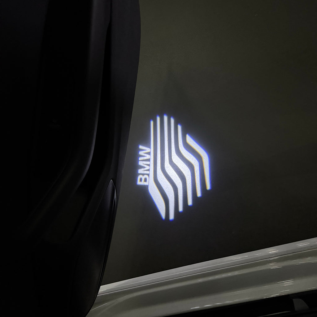 BMW M3 LOGO PROJECTOR LIGHTS Nr.24 (الكمية 1 = 1 مجموعة / 2 أضواء باب)