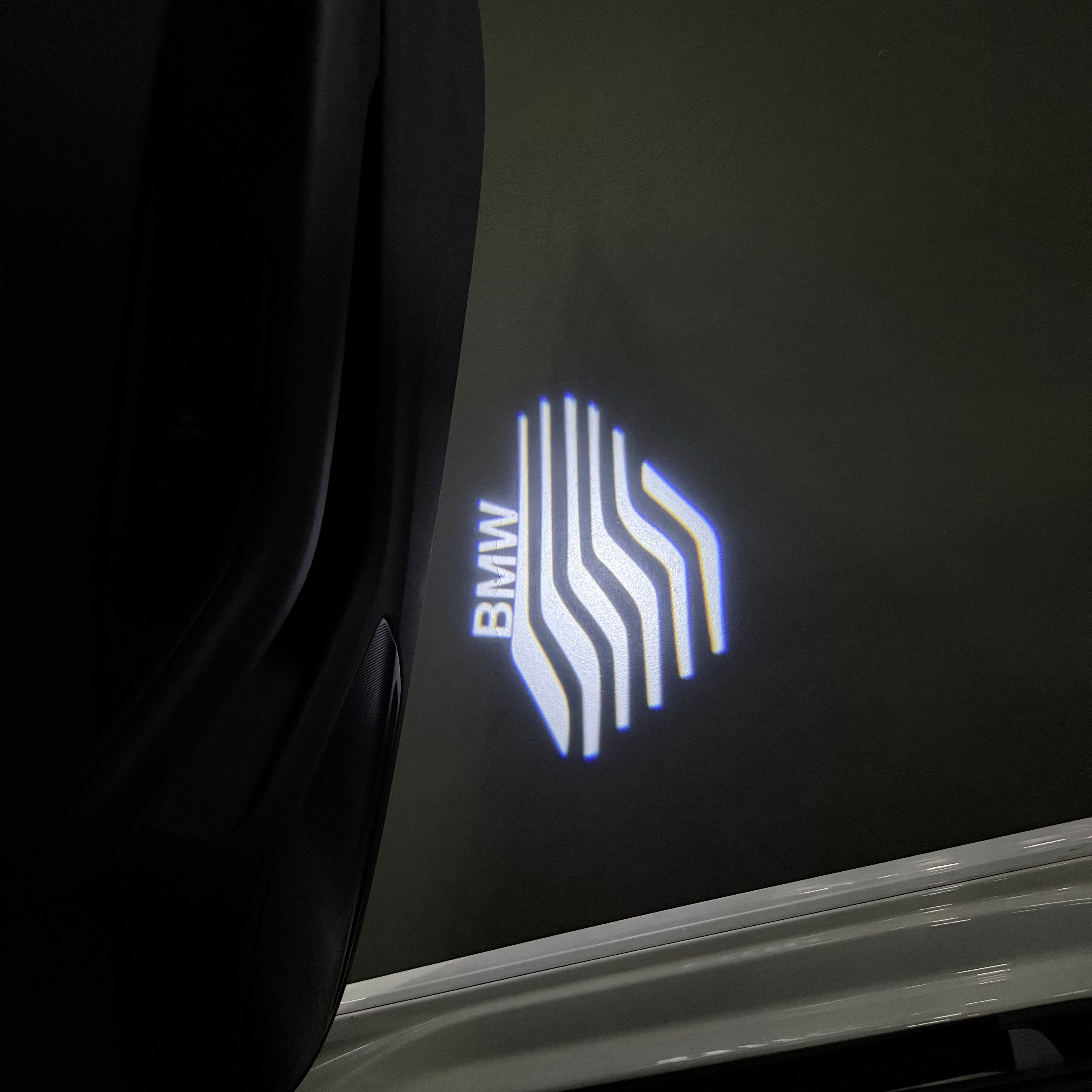 BMW M3 LOGO PROJECTOR LIGHTS Nr.24 (الكمية 1 = 1 مجموعة / 2 أضواء باب)