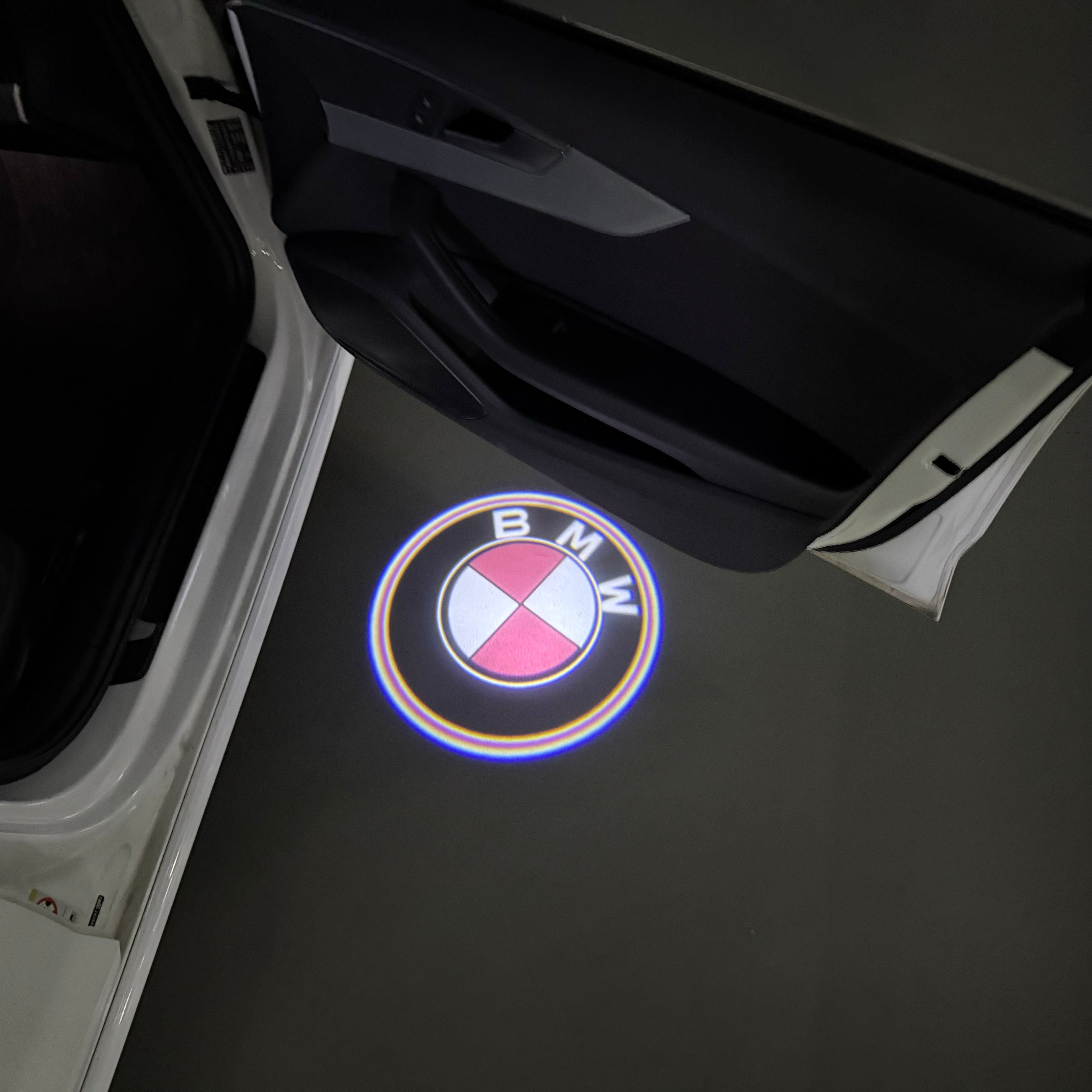 BMW M3 LOGO PROJECTOR LIGHTS Nr.24 (الكمية 1 = 1 مجموعة / 2 أضواء باب)