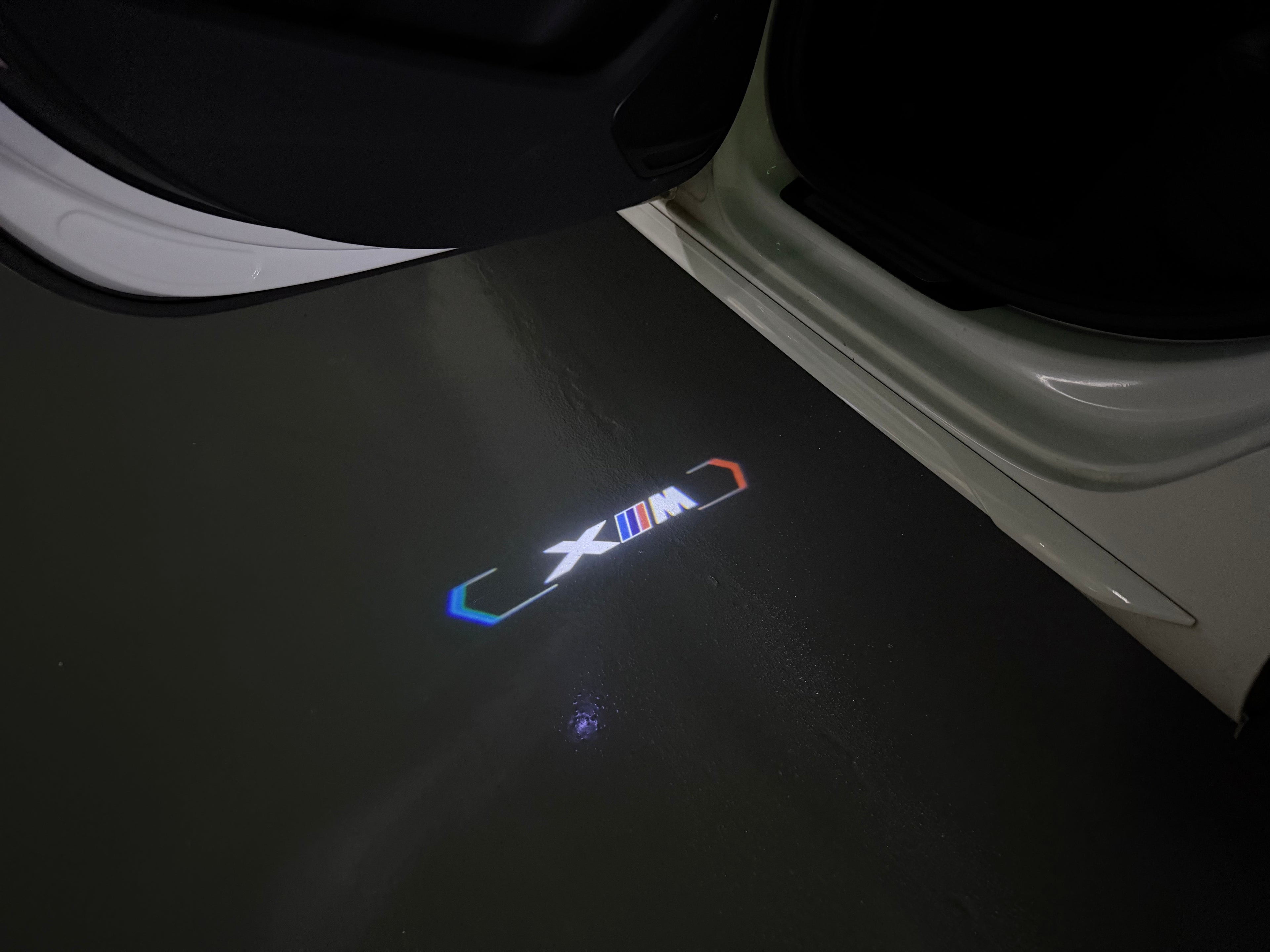BMW M3 LOGO PROJECTOR LIGHTS Nr.24 (الكمية 1 = 1 مجموعة / 2 أضواء باب)